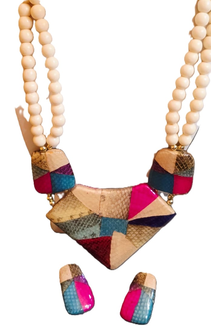 Z3 Vintage Faux Snakeskin Colored Resin Beaded Necklace Set: Vintage Faux Snakeskin Colored Resin Beaded Necklace Set. Not Sure Exactly Materials Possibly Enamel Wood Ears Pierced Approx 1.5