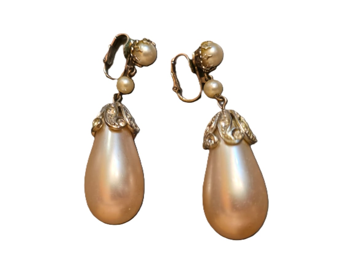 Z34 Vintage Faux Pearl Rhinestones Clip Earrings: Z34 Vintage Faux Pearl Rhinestones Clip Earrings Approx/ 2.5. some marks to pearl