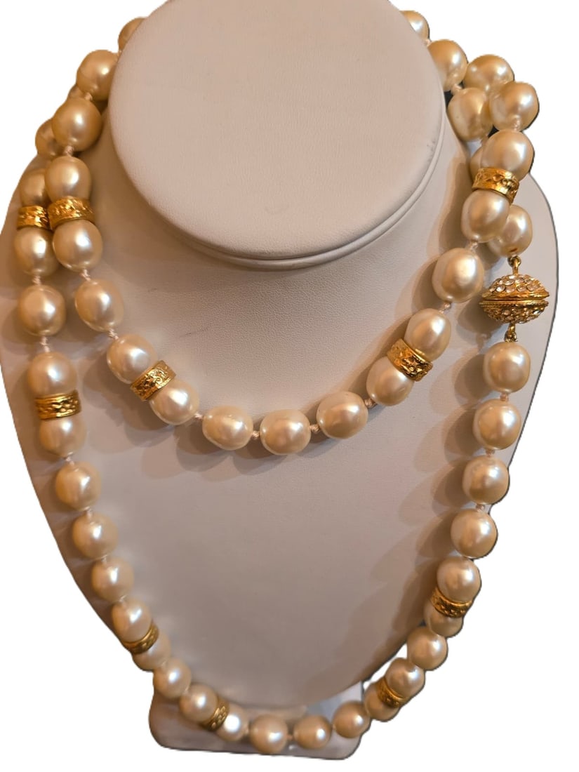 Z37 Vintage Mabe Faux Pearl Hand Knotted Necklace: Z37 Vintage Mabe Faux Pearl Hand Knotted NecklaceApprox. 36 not signed well-made