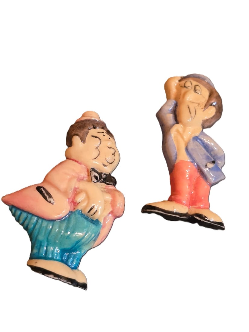 Z41 Vintage Resin Pair Of Figural Brooches (1 of 3)