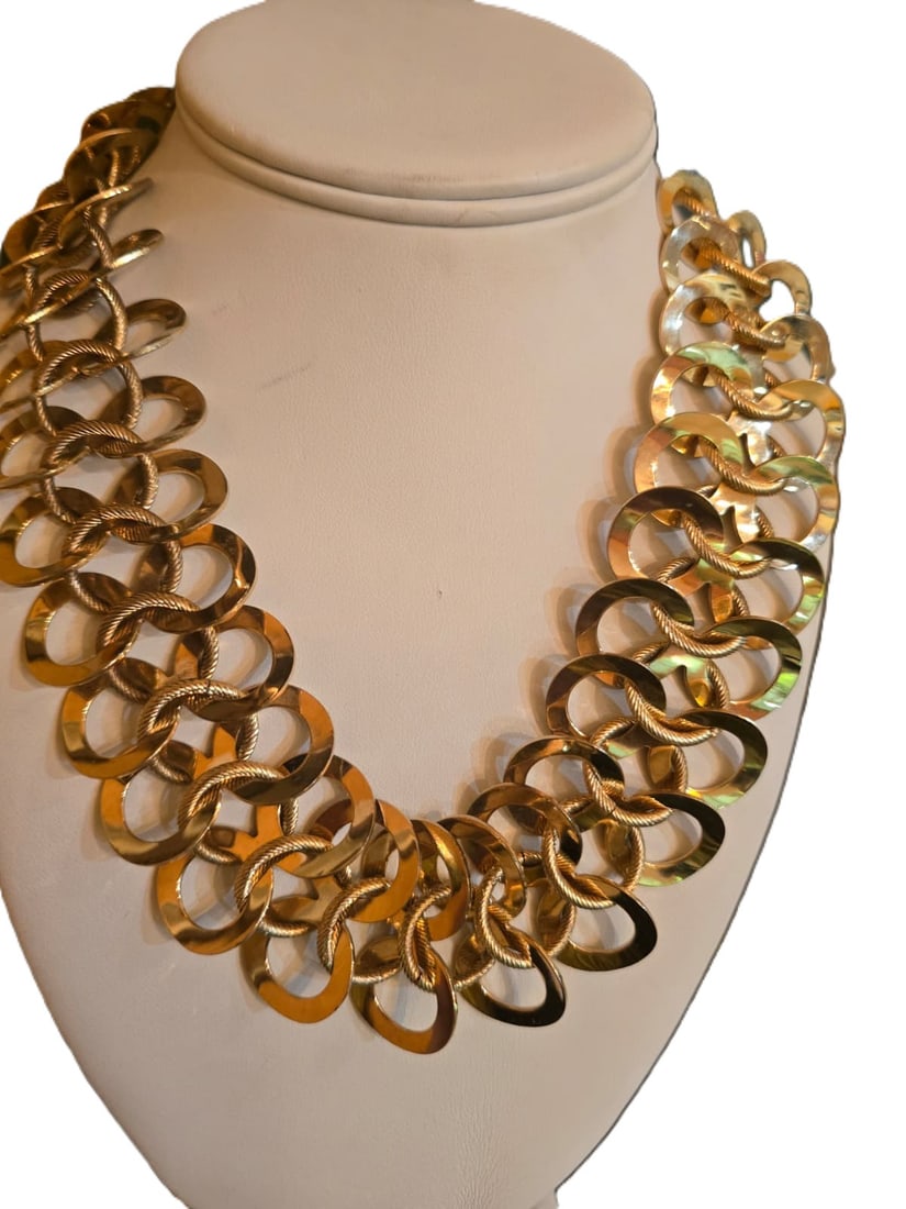 Z63 Vintage Unique Gold Tone Collar Necklace: Z63 Vintage Unique Gold Tone Collar NecklaceIn very good condition. About 18