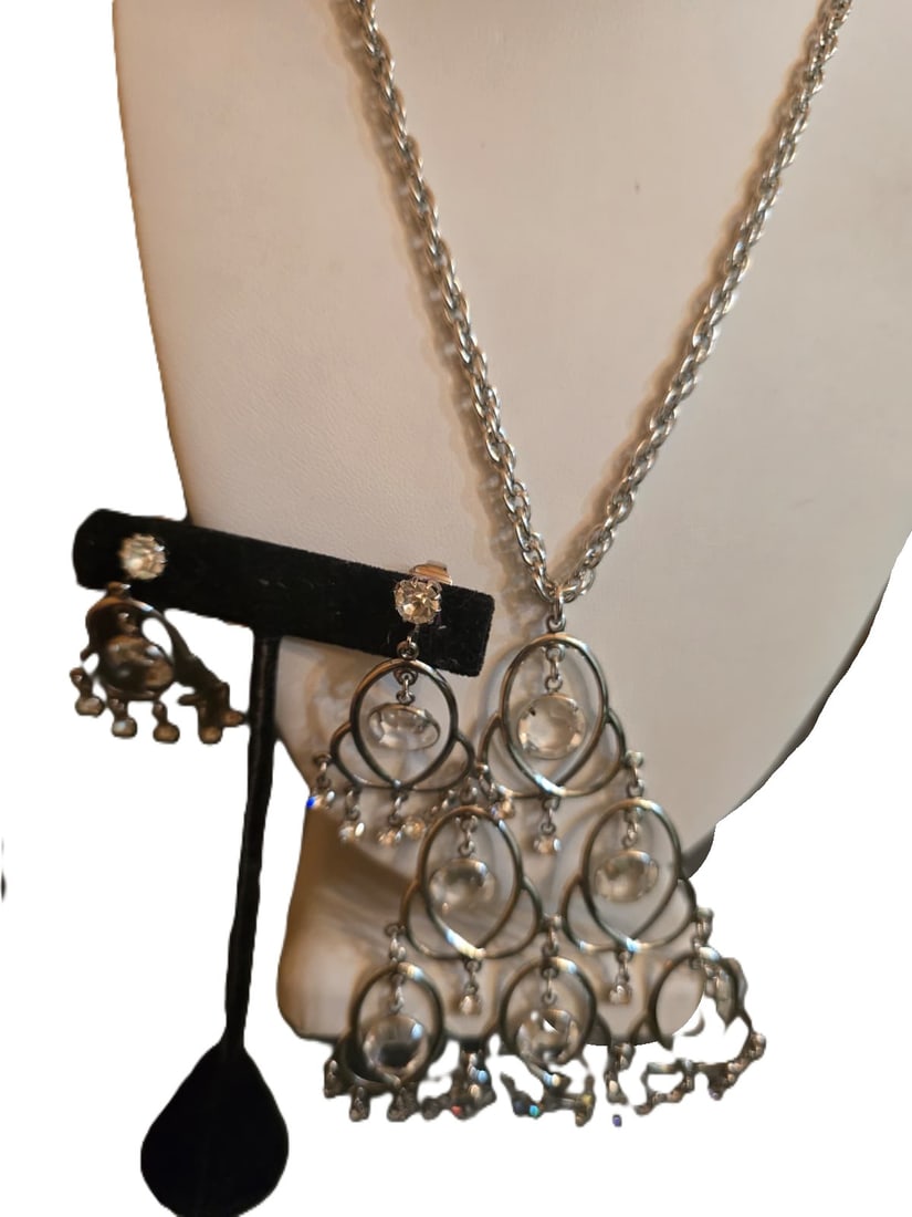 Z65 Vintage Celebrity NY 70s Waterfall Pendant Necklace Set: Z65 Vintage Celebrity NY 70s Waterfall Pendant Necklace SetIn very good condition. Ears and necklace marked. Chain approx. 18 pendant 6Glass crystals. Clip ears approx. 2
