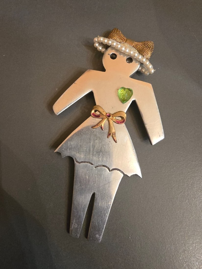 Z77 Vintage Silvertone Metal Lady Brooch: Z77 Vintage Silvertone Metal Lady BroochThere is glue residue by the pearls and pearls will need gluing down. Approx 4.5