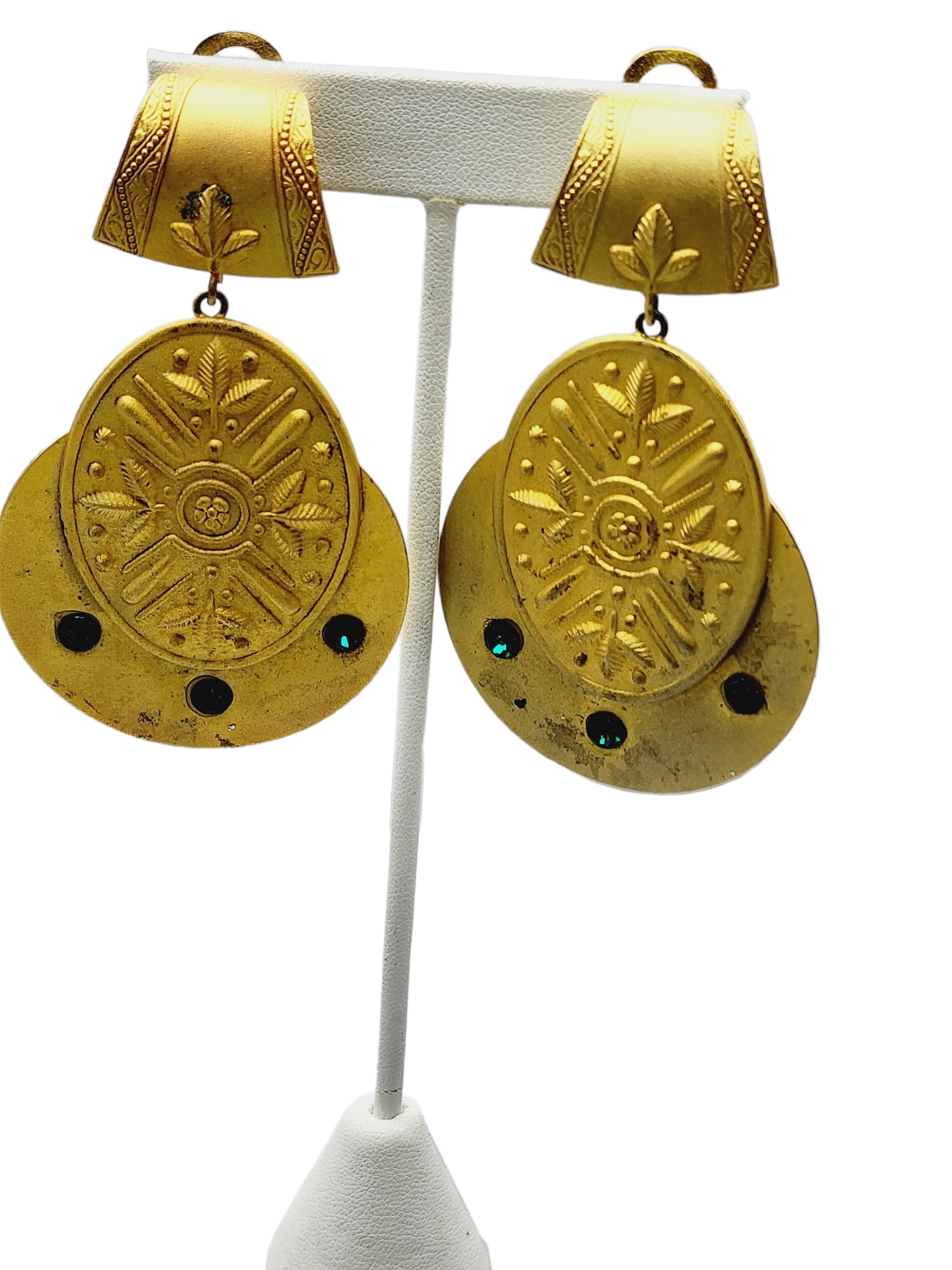 Vintage 80s Matte Gold Runway Huge Earrings (A755): Vintage 80s Matte Gold Runway Huge Earrings (A755) ? Size: Approx. 3.5". Color: Gold. Condition: Good vintage; some dark spots on the metal. Era: Circa 1980s. Signed: None. Details: Possibly French.
