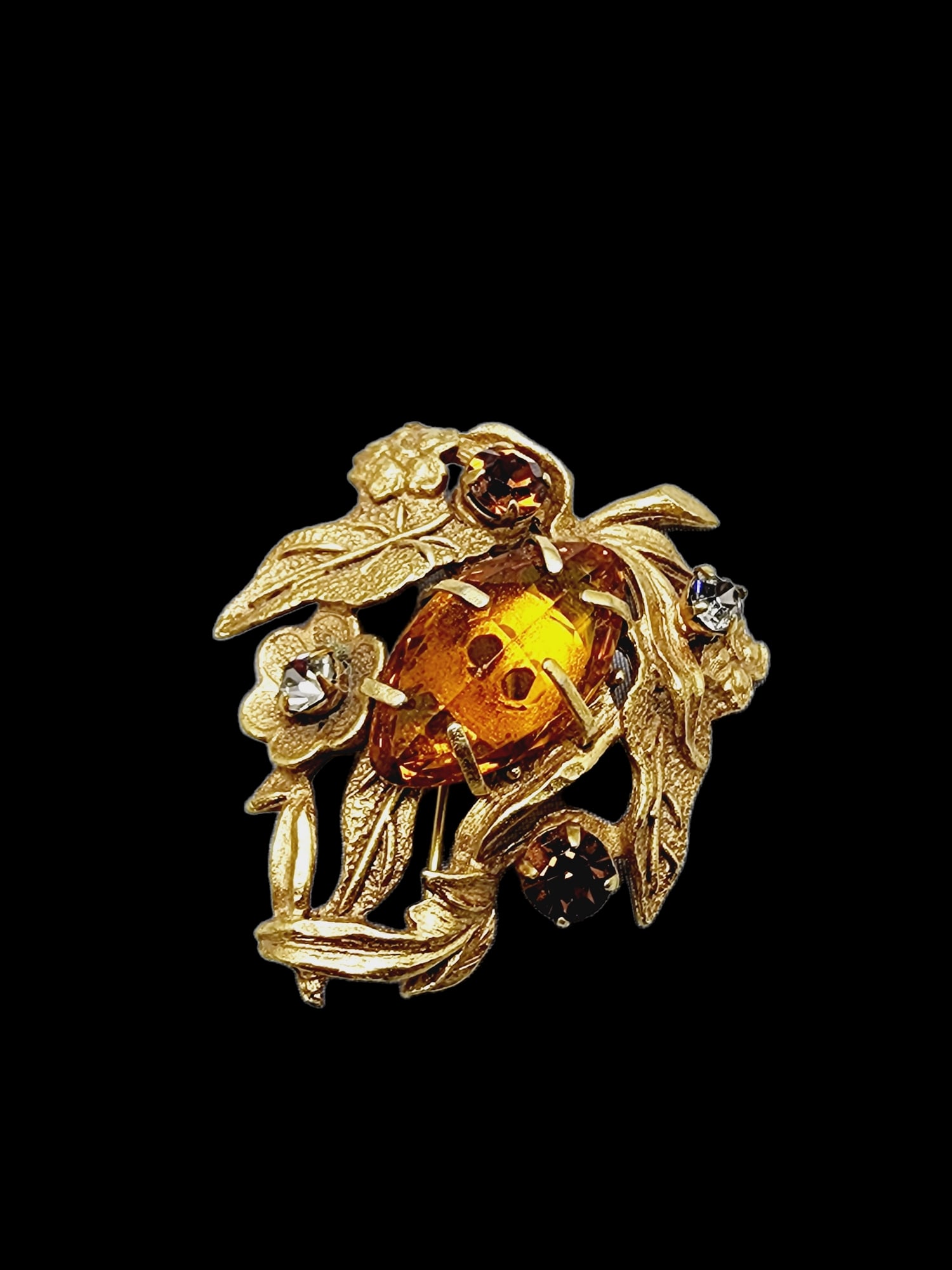 Vintage Prong Set Leaf Brooch (A764): Vintage Prong Set Leaf Brooch. Beautiful vintage gold-tone leaf brooch featuring an amazing center stone and small rhinestones, all prong set. Size: Approx. 2". Condition: Very good vintage. Era: Circ