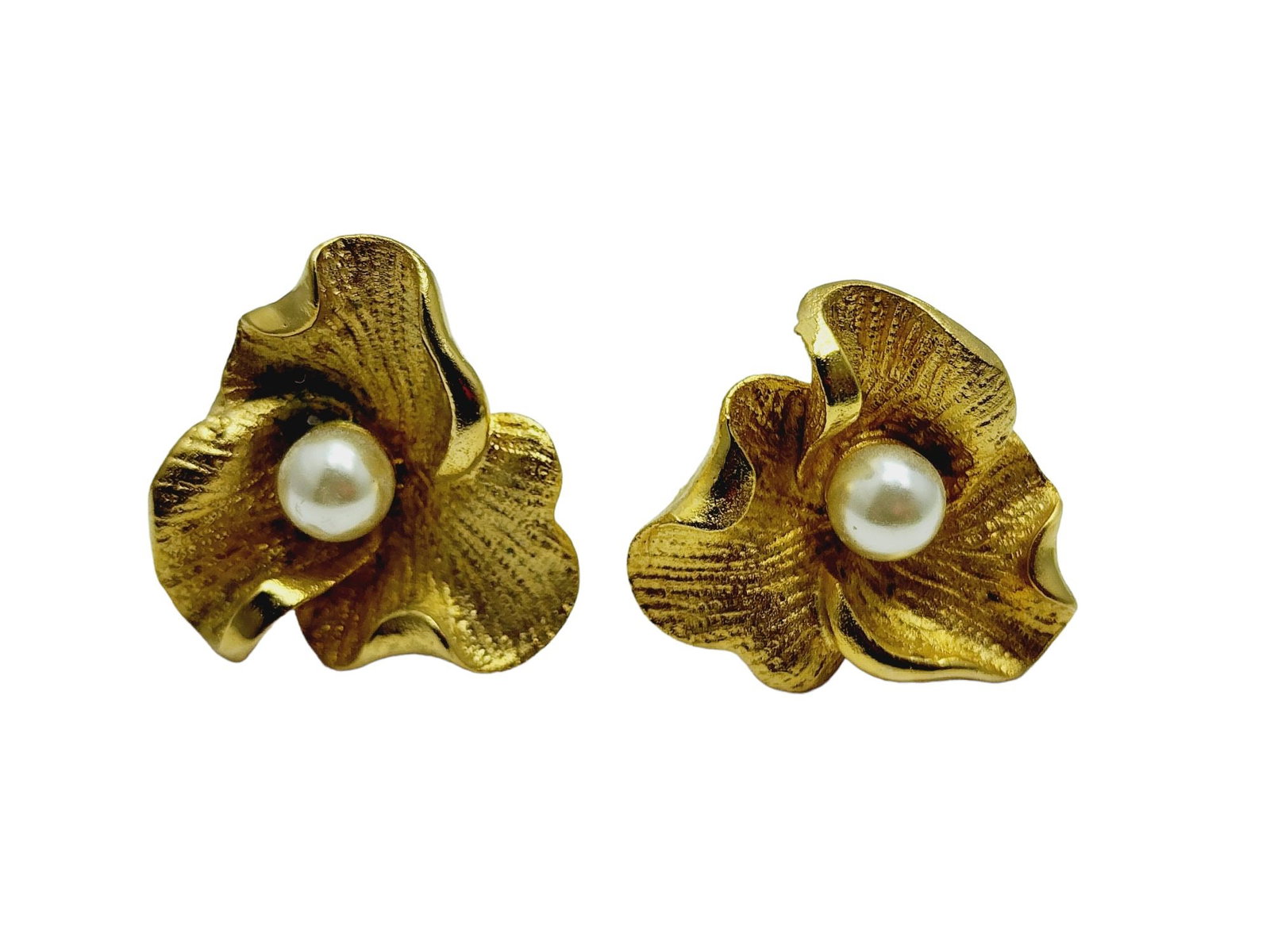 Vintage Pearl Leave Screw Back Clip Earrings (A861): Vintage Pearl Leaf Screw Back Clip Earrings (A861) ? Size: Approx. 1.25". Color: Gold. Condition: Very good vintage. Era: Circa 1960s. Signed: None.