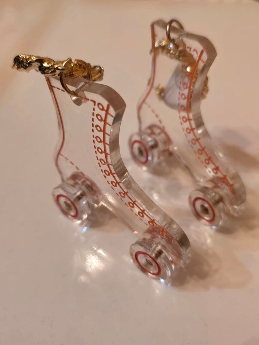 UNSIGNED JULIE RUBANO REBELLED SKATE PIERCED HOOP EARRINGS (1 of 4)