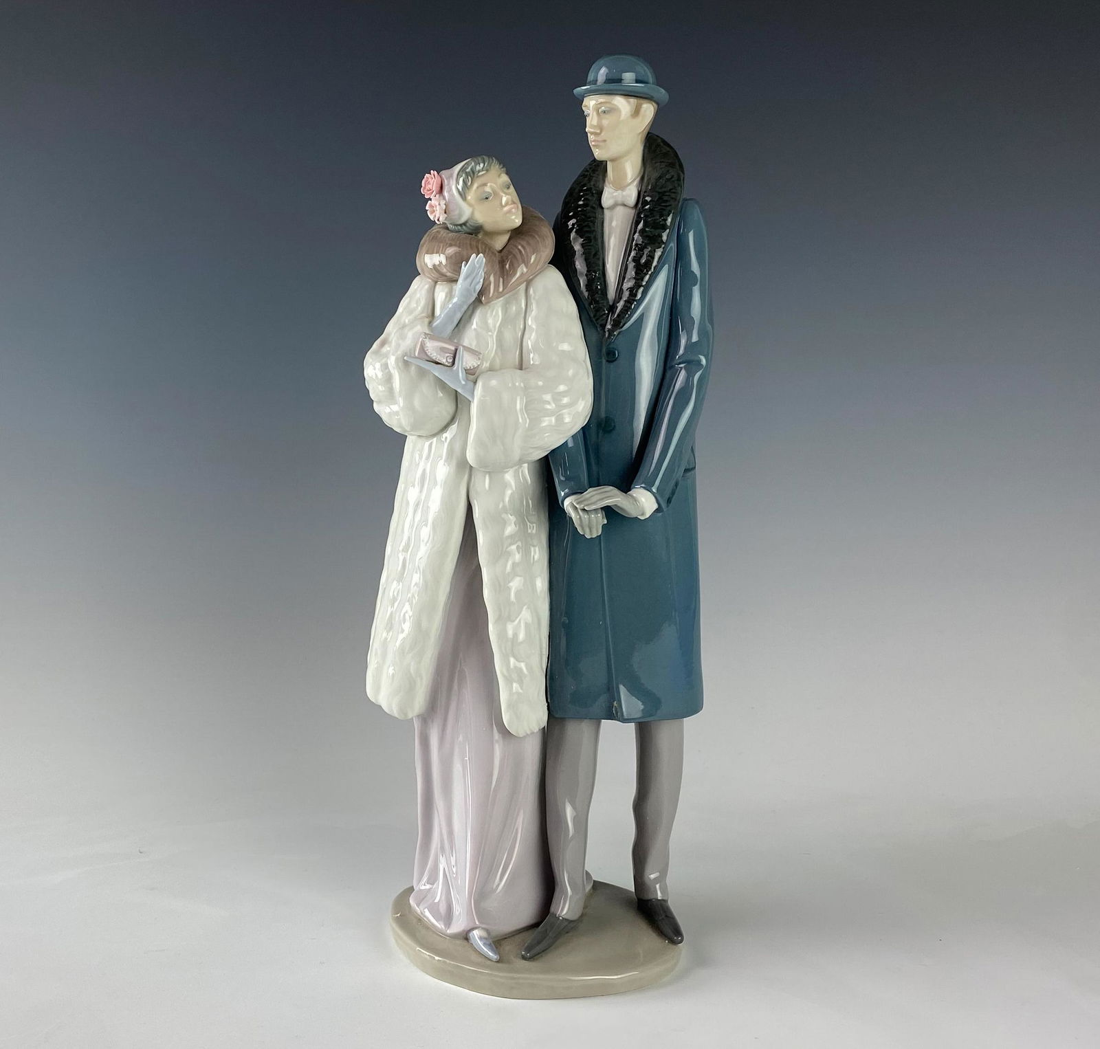 Lladro On The Town 1452 Painted Porcelain Figurine (1 of 6)