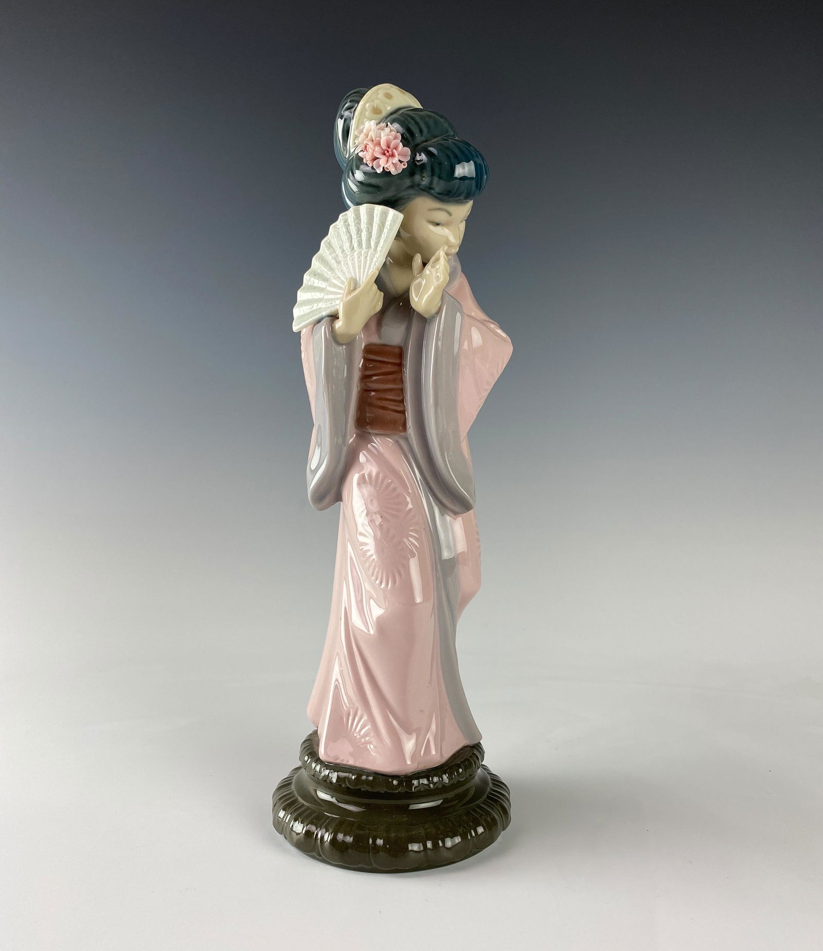 Lladro 11" Chrysanthemum Spanish Porcelain Figure (1 of 6)