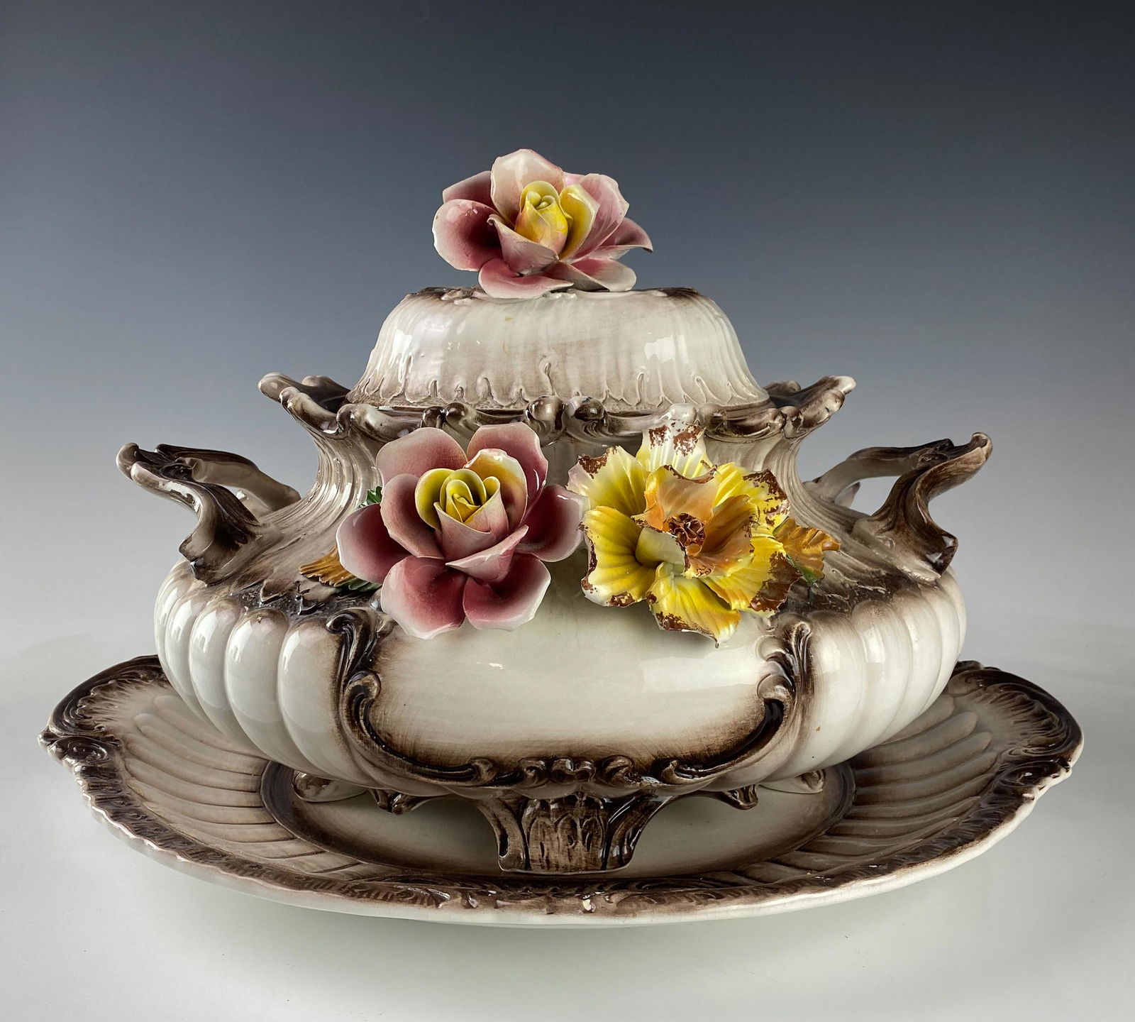 Italian Capodimonte Large Ceramic Tureen and Tray (1 of 10)