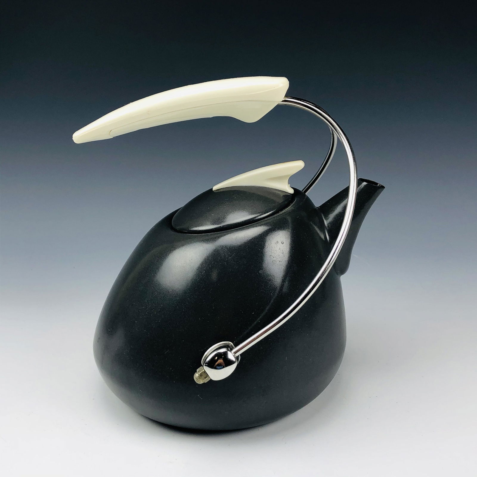 Mid Century Modern MCM Grey Enamel Tea Coffee Pot: Cool 1950's atomic space age era enameled lidded tea coffee pot by Noritake. Distinctively well modeled a sort of tear drop shaped body with curved silver toned metal handles that meet with an off whi