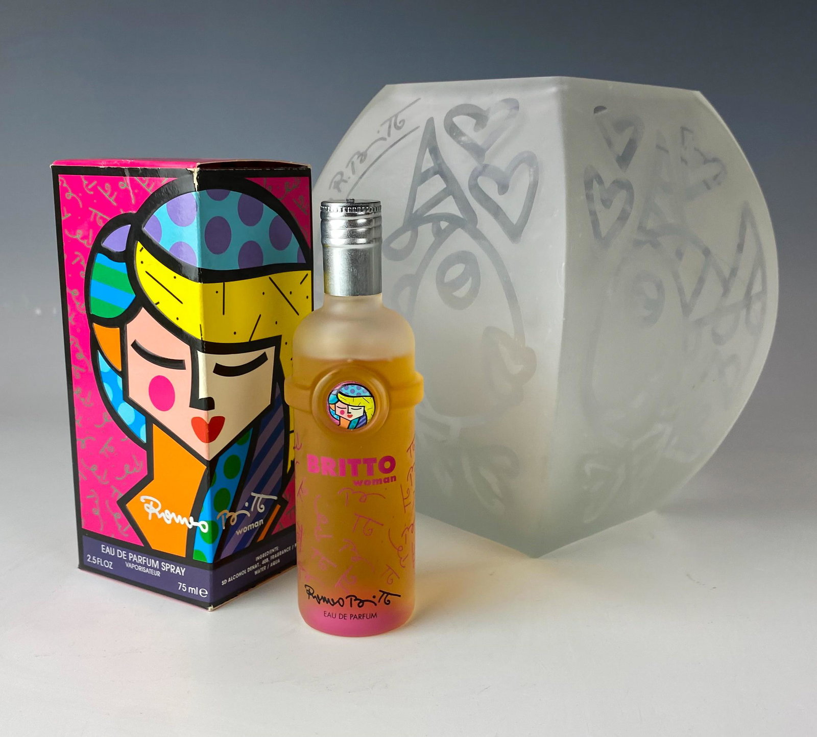 Romero Britto Frosted Vase & Parfum Spray w/ Box: Romero Britto [ born 1963 ] ~ Brazilian artist, painter, and sculptor. Known for his paintings and sculptures. He combines elements of cubism, pop art and graffiti and uses vibrant colors and bold pat