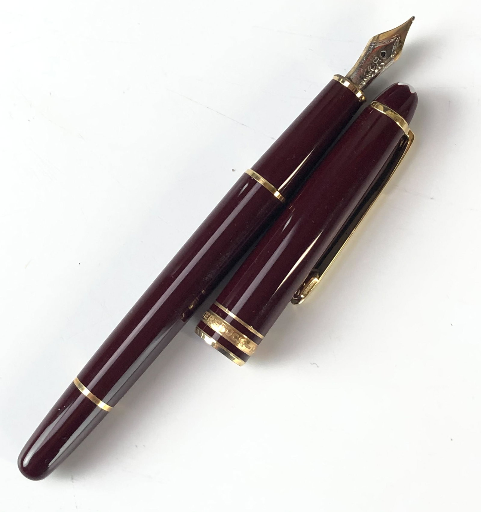 Montblanc Meisterstuck Fountain Pen 14K Nib Box: Montblanc Meisterstuck Burgundy Fountain Writing Desk Pen with 14K Gold Nib. Model number GC212809. Housed in it's original box and comes with a COA. Signed as shown in the pictures. Good estate fresh