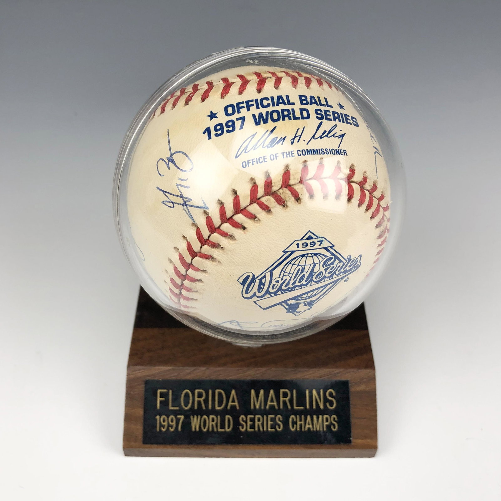 Florida Marlins Team Signed Baseball w/ COA: Signatures on this ball include Rob Nen, Charles Johnson, Kevin Brown, Livian Hernandez, Kurt Abbott, Gary Sheffield, John Cangelosi, Alex Arias, Jeff Connie Criag Counsell, Dennis Cook, Moises Alou, 