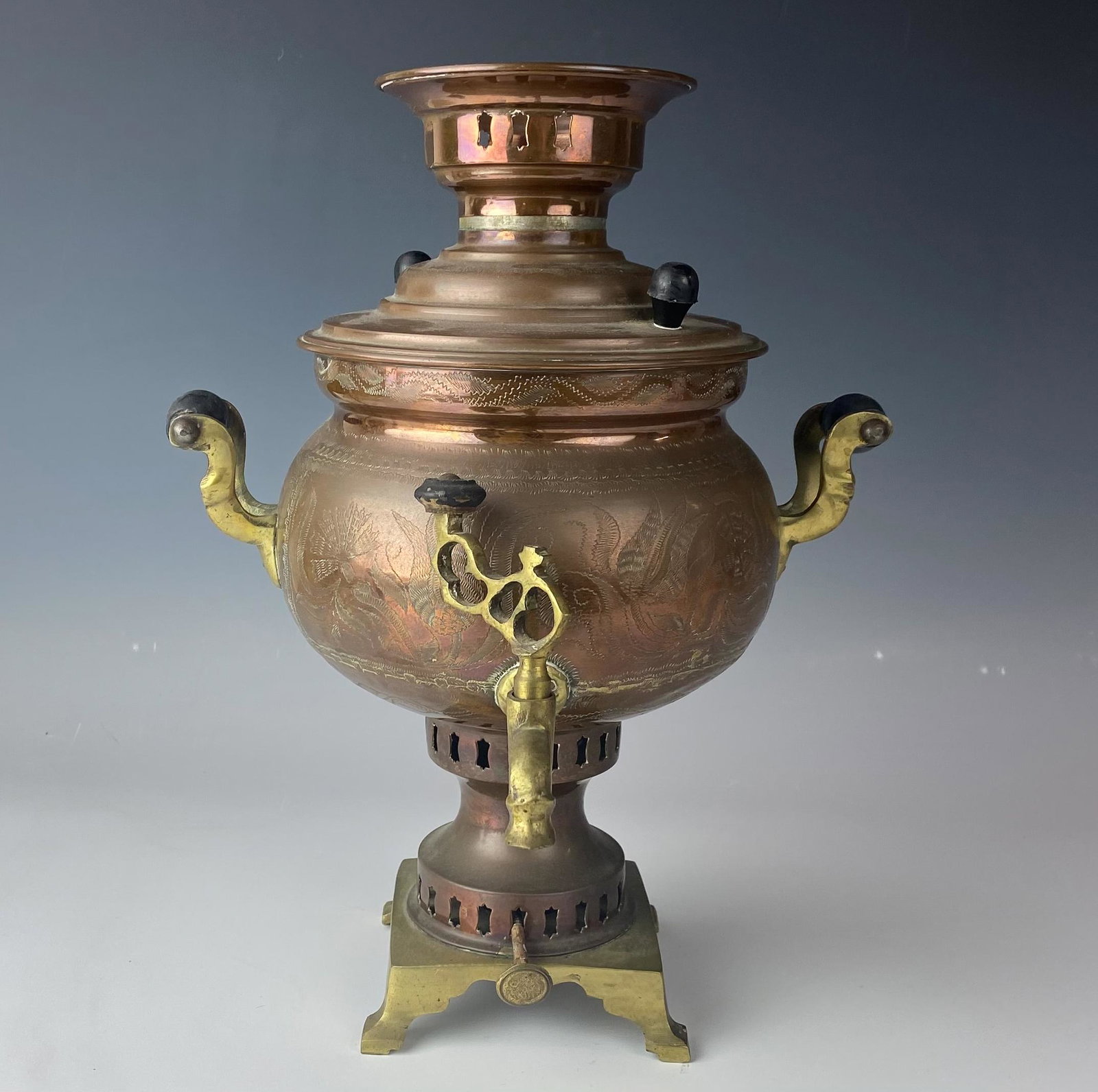 Antique Russian Etched Copper Brass Samovar Urn: Antique Russian Floral Engraved / Etched Brass & Copper Samovar Urn Pot with Wooden Handles. Unsigned. Good estate fresh condition. Possibly missing parts. All original aged patina left intact. Measur