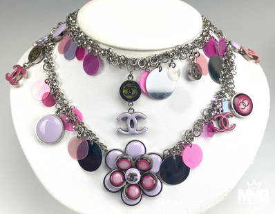 CHANEL Ceinture Bioux Camaieux Rose Necklace Z0077: Authentic Chanel Ceinture Bijoux Camaieux Rose Necklace. From Spring 2004 Collection. Hand-crafted silver chain and features circular plastic medallion discs which each presents a different pink