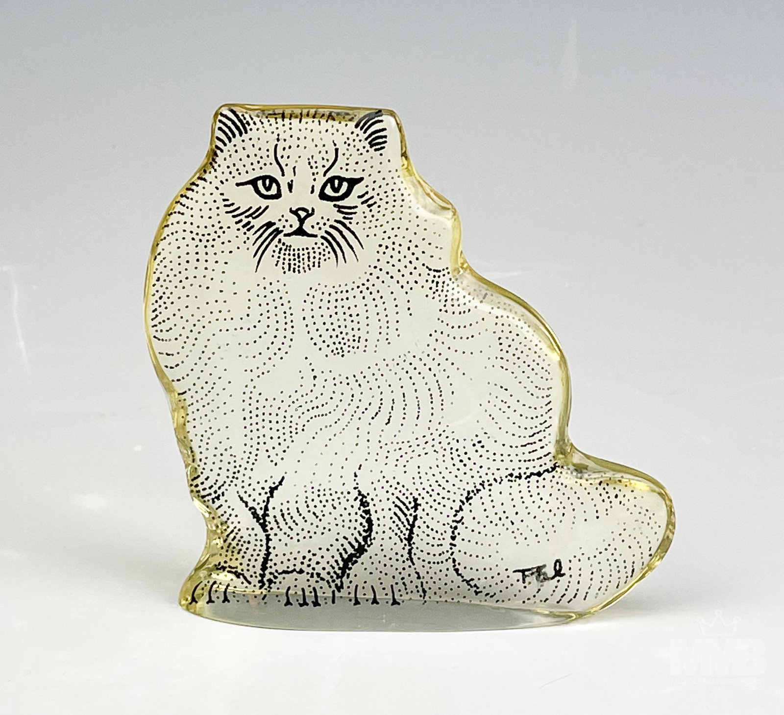 Abraham Palatnik Lucite Persian Kitten Sculpture: Features a seated Persian kitten cat executed in lucite medium by Brazilian born abstract artist Abraham Palatnik ( 1928-2020 ). Inventor, designer and a giant pioneer of kinechromatic art. Good condi