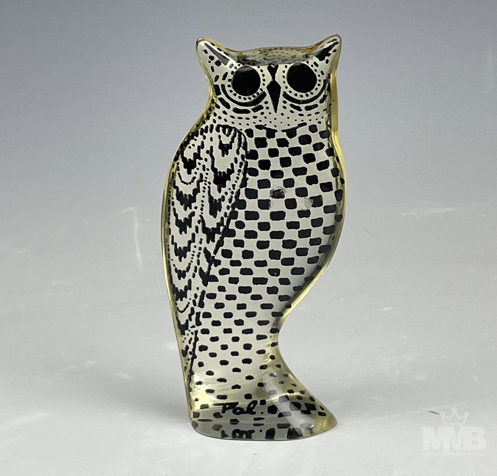 Abraham Palatnik Lucite Op Art Barn Owl Sculpture: Features a wise barn owl bird executed in lucite medium by Brazilian born abstract artist Abraham Palatnik ( 1928-2020 ). Inventor, designer and a giant pioneer of kinechromatic art. Good condition. N