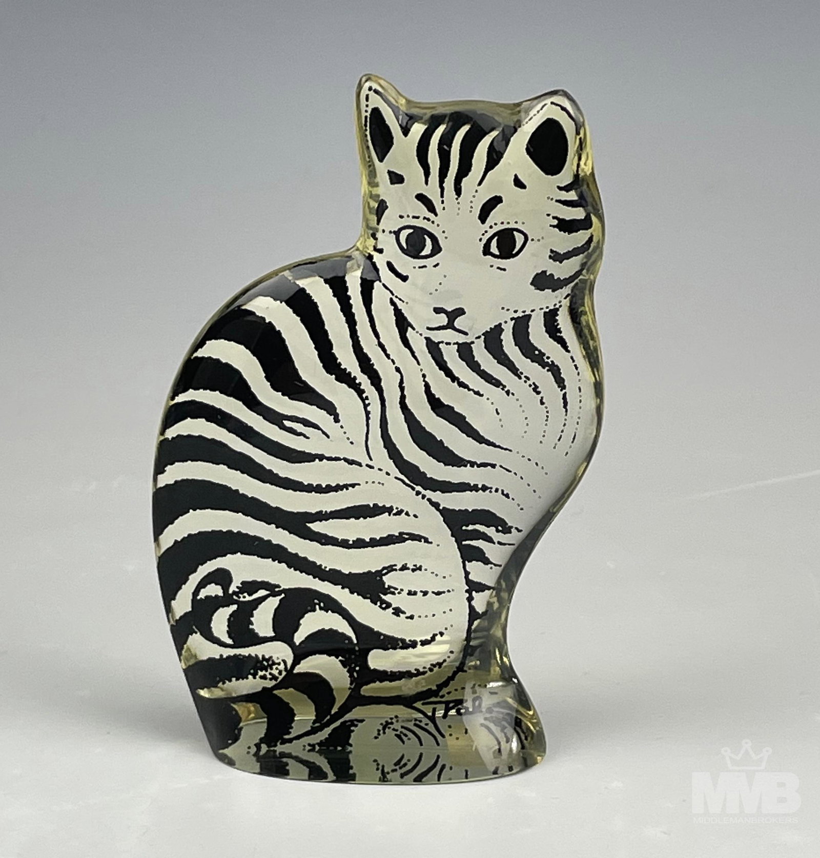 Abraham Palatnik Lucite Op Art Tabby Cat Sculpture: Features a striped tabby cat in seated pose executed in lucite medium by Brazilian born abstract artist Abraham Palatnik ( 1928-2020 ). Inventor, designer and a giant pioneer of kinechromatic art. Goo