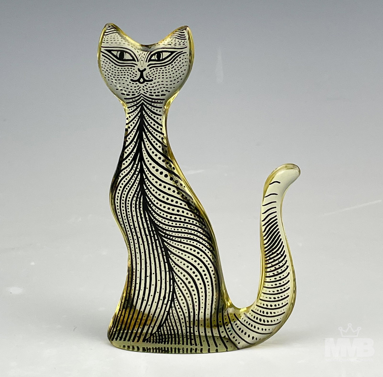 Abraham Palatnik Lucite Op Art Kitten Sculpture: Features a seated kitten cat executed in lucite medium by Brazilian born abstract artist Abraham Palatnik ( 1928-2020 ). Inventor, designer and a giant pioneer of kinechromatic art. Good condition. No