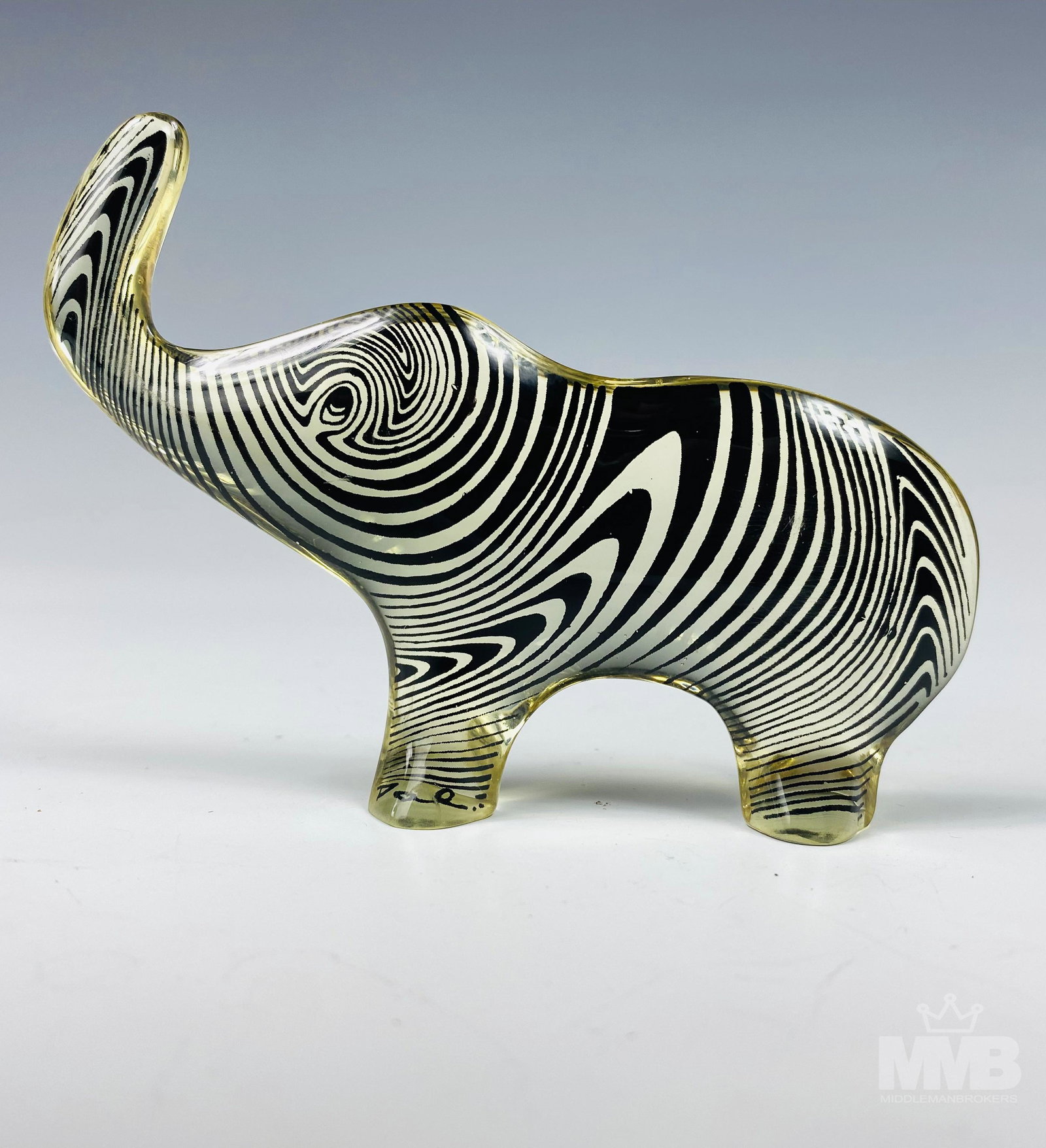 Abraham Palatnik Lucite Op Art Elephant Sculpture: Features an elephant with trunk up executed in lucite medium by Brazilian born abstract artist Abraham Palatnik ( 1928-2020 ). Inventor, designer and a giant pioneer of kinechromatic art. Good conditi