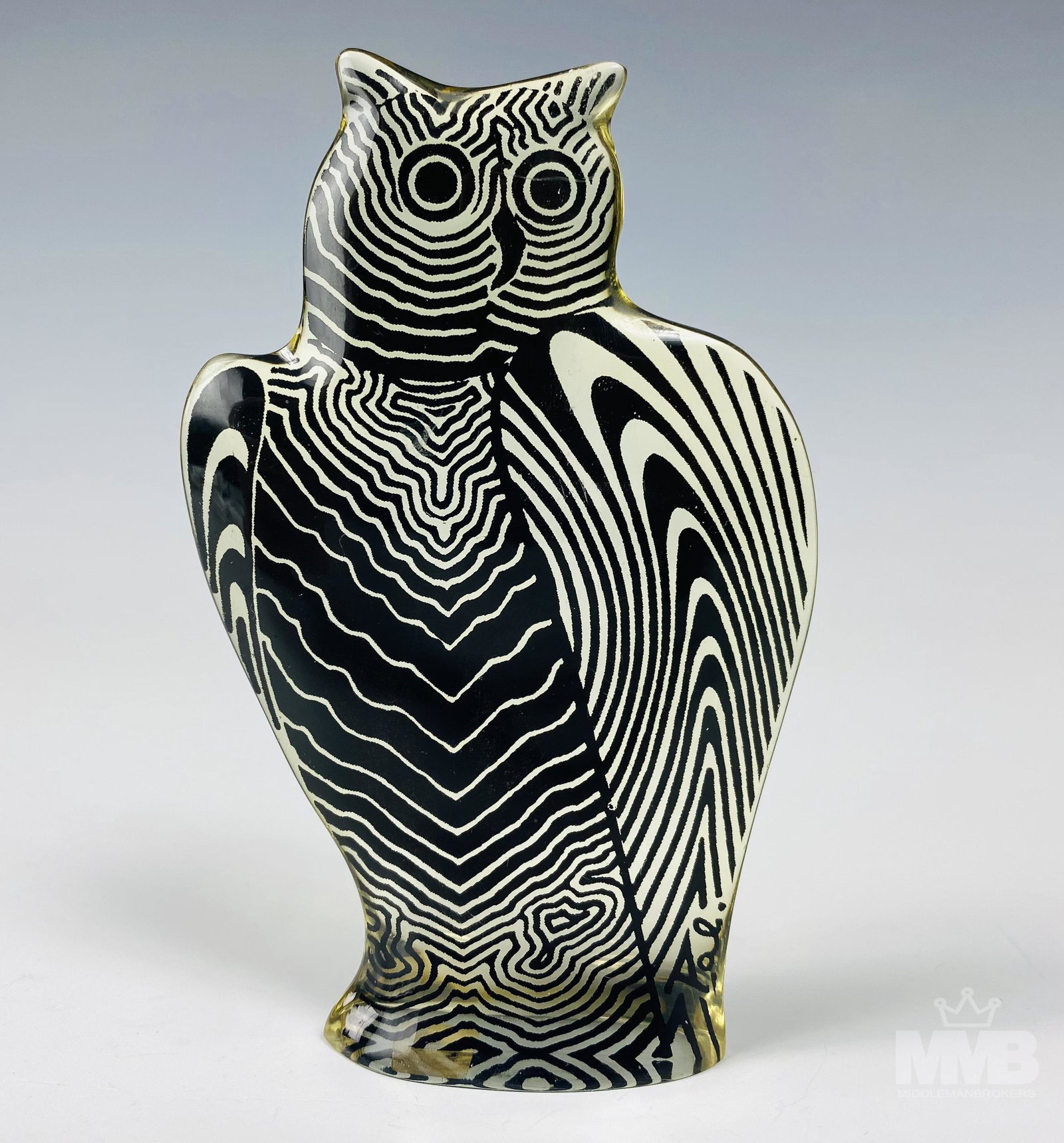 Abraham Palatnik Lucite Op Art Owl Bird Sculpture: Features a wise owl bird executed in lucite medium by Brazilian born abstract artist Abraham Palatnik ( 1928-2020 ). Inventor, designer and a giant pioneer of kinechromatic art. Good condition. No chi