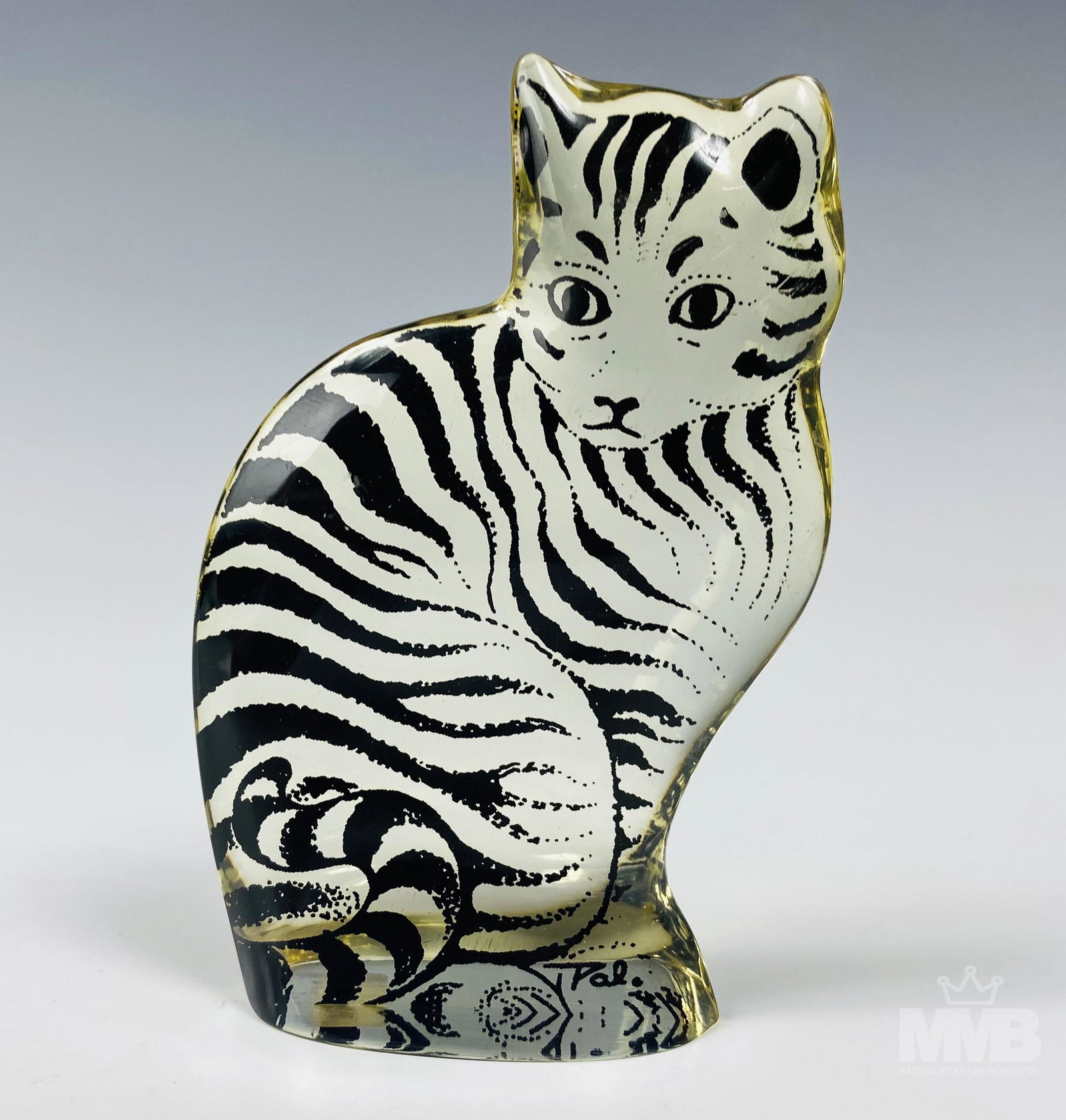 Abraham Palatnik Lucite Op Art Tabby Cat Sculpture: Features a striped tabby cat in seated pose executed in lucite medium by Brazilian born abstract artist Abraham Palatnik ( 1928-2020 ). Inventor, designer and a giant pioneer of kinechromatic art. Goo