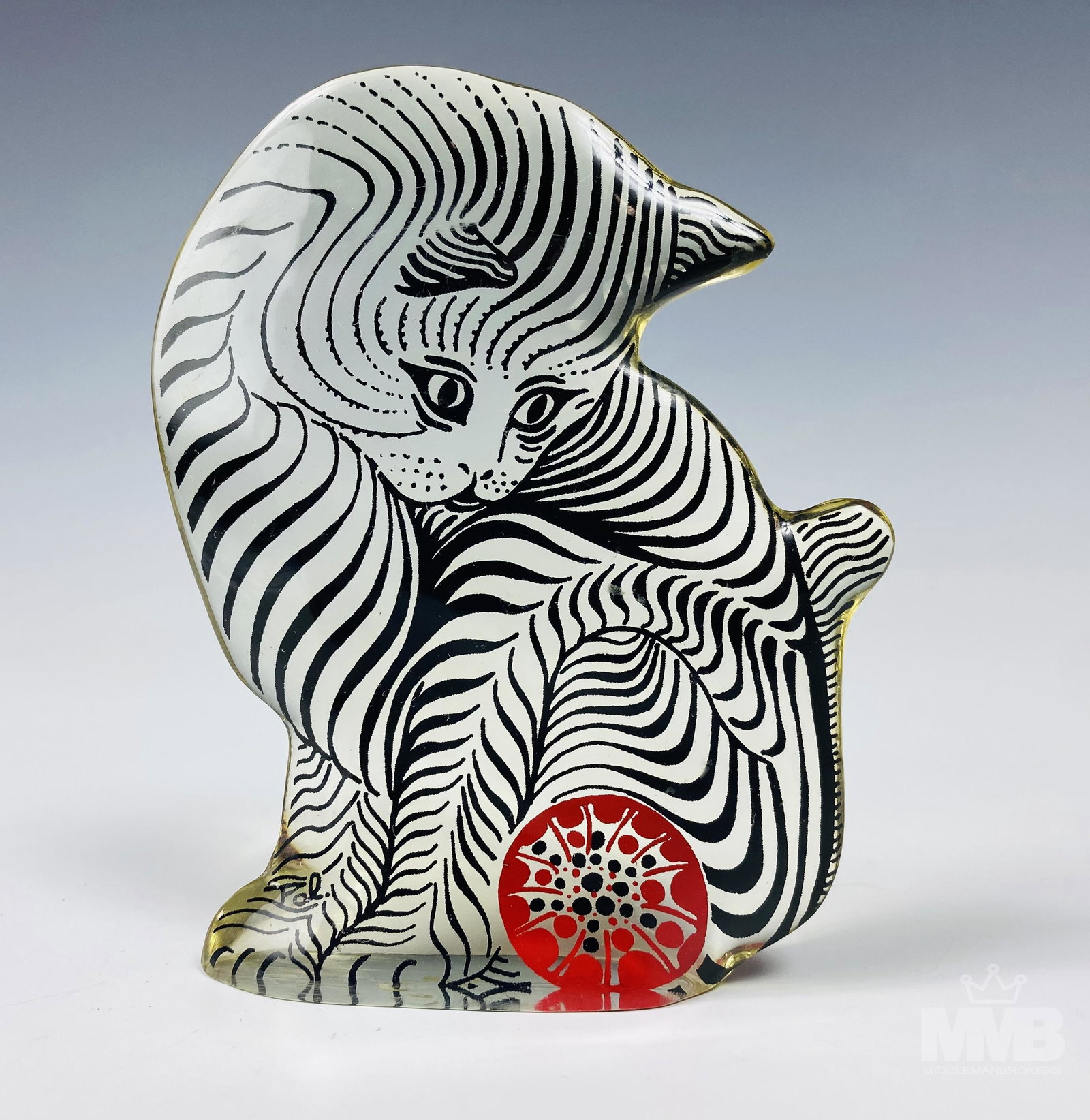 Abraham Palatnik Lucite Op Art Cat Yarn Sculpture: Features a seated cat inquisitively and curiously looking at a red yarn ball executed in lucite medium by Brazilian born abstract artist Abraham Palatnik ( 1928-2020 ). Inventor, designer and a giant 