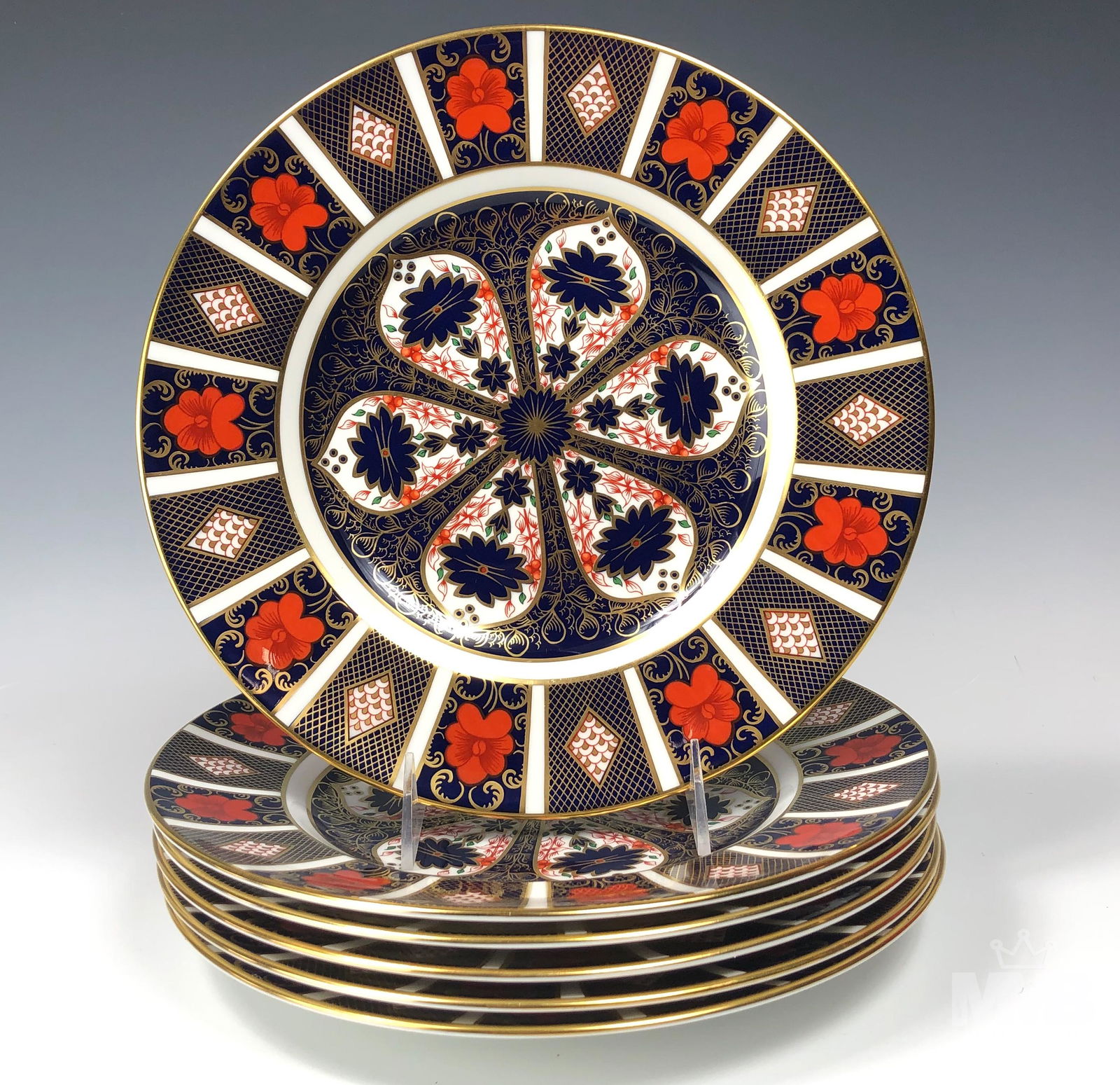 6 Signed Royal Crown Derby Old Imari Dinner Plates: Offered up for auction is a set of 6 English bone china dinner plates. Modeled by Royal Crown Derby in their "Old Imari" pattern that was first introduced in 1901. Articles beautifully decorated in co
