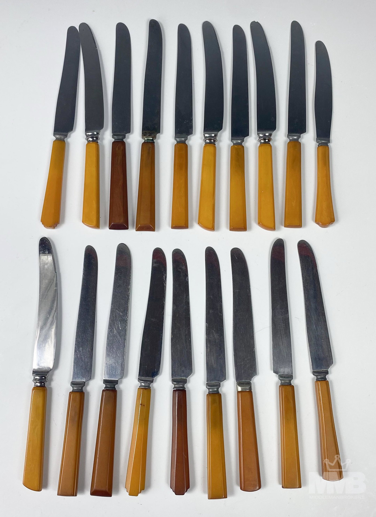 19 Egg Yolk Butterscotch Bakelite Handled Knives (1 of 8)