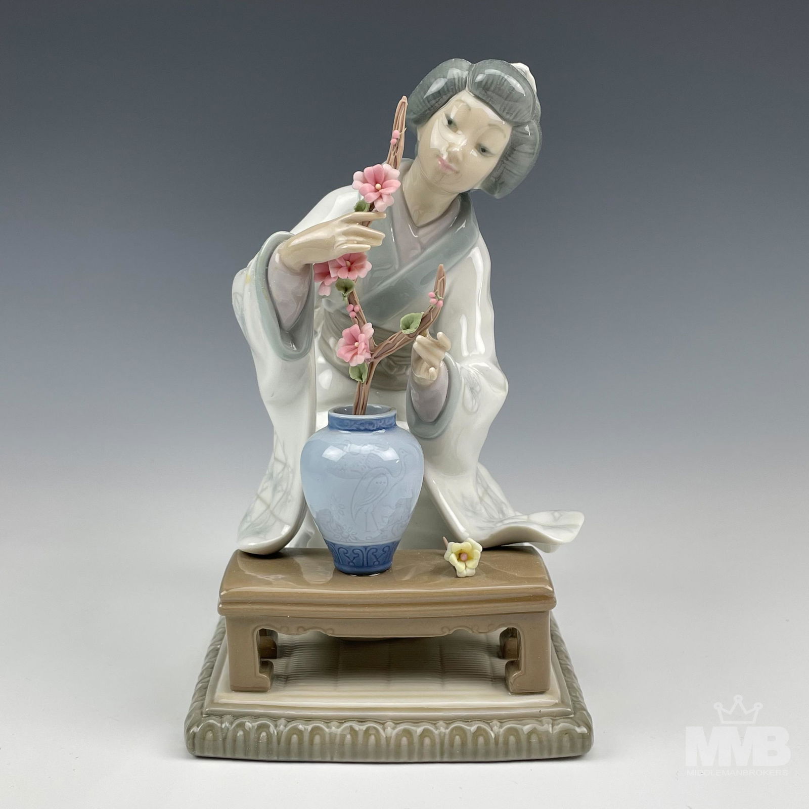 LLadro Spain Oriental Girl 4840 Porcelain Figurine (1 of 7)