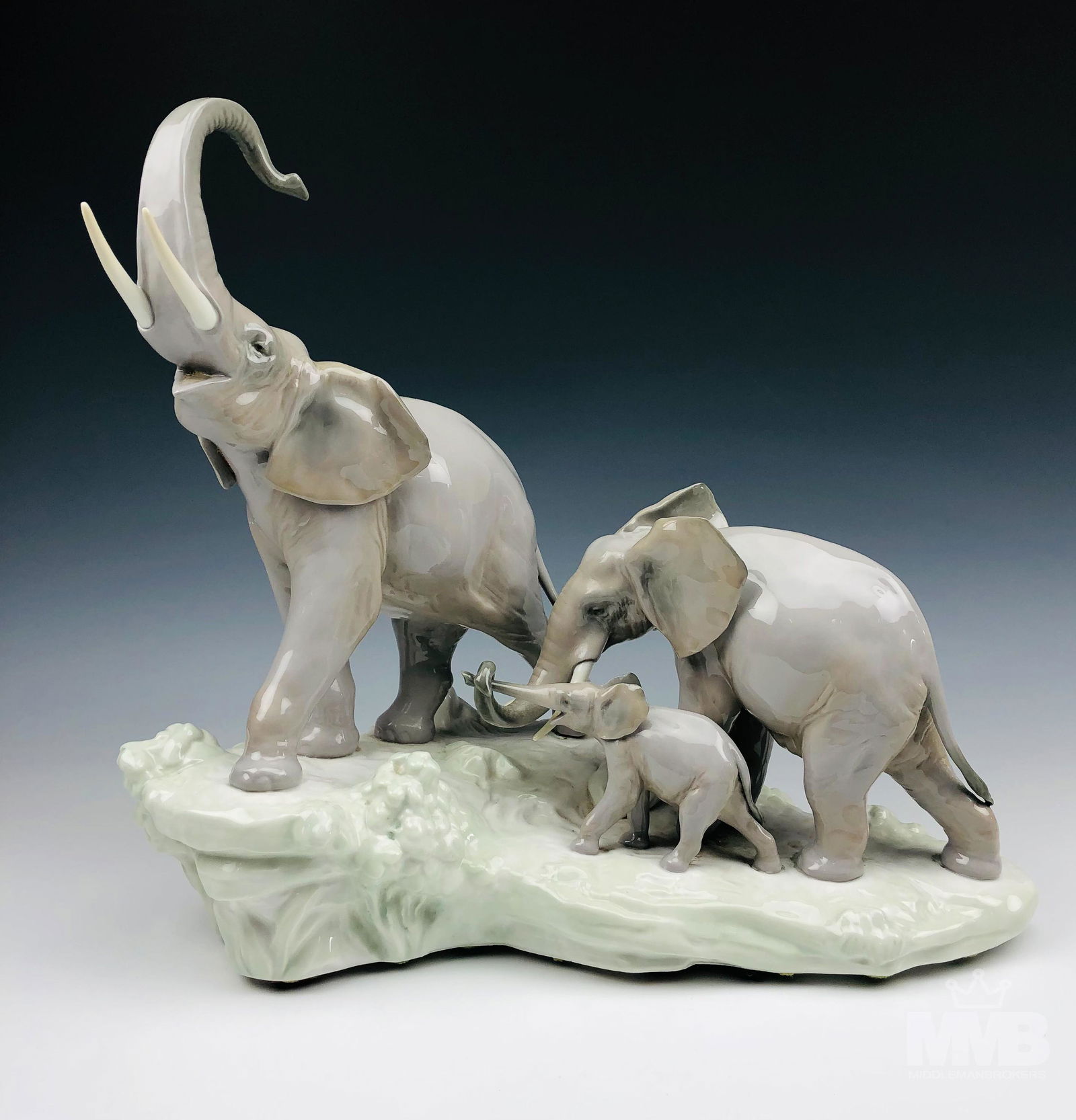 Lladro Elephants #1150 Wildlife Porcelain Figurine (1 of 4)