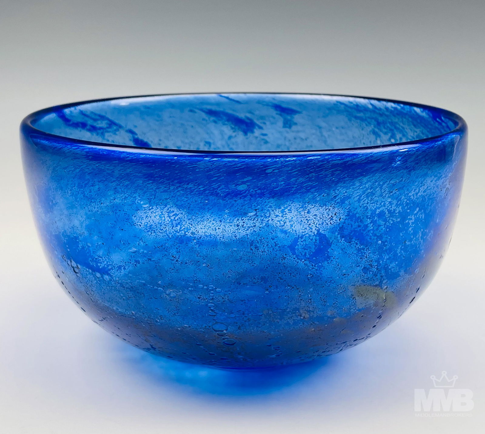 Goran Warff Kosta Boda Blue Modern Art Glass Bowl: Goran Warff for Kosta Boda (Swedish). Modernist blue art glass centerpiece bowl. Artist signature on bottom. SHIPPING MMB will offer in-house continental USA shipping for $35 plus insurance. Gallery w