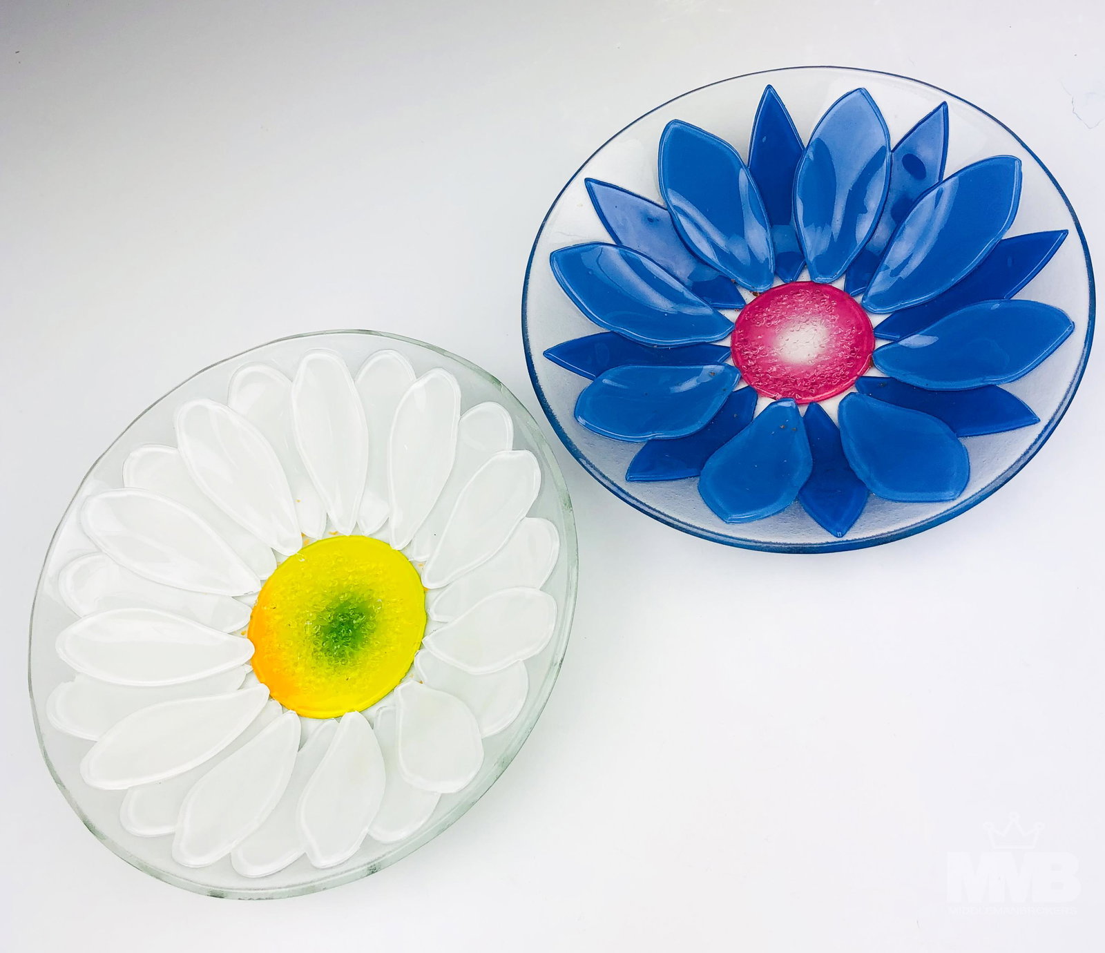 Villeroy & Boch Art Glass Flora Vitrum Round Bowls: Villeroy & Boch art glass round bowls. Flora Vitrum pattern featuring a blue cornflower with pink center and a daisy. SHIPPING MIDDLEMANBROKERS will offer in-house continental USA shipping for $35 plu