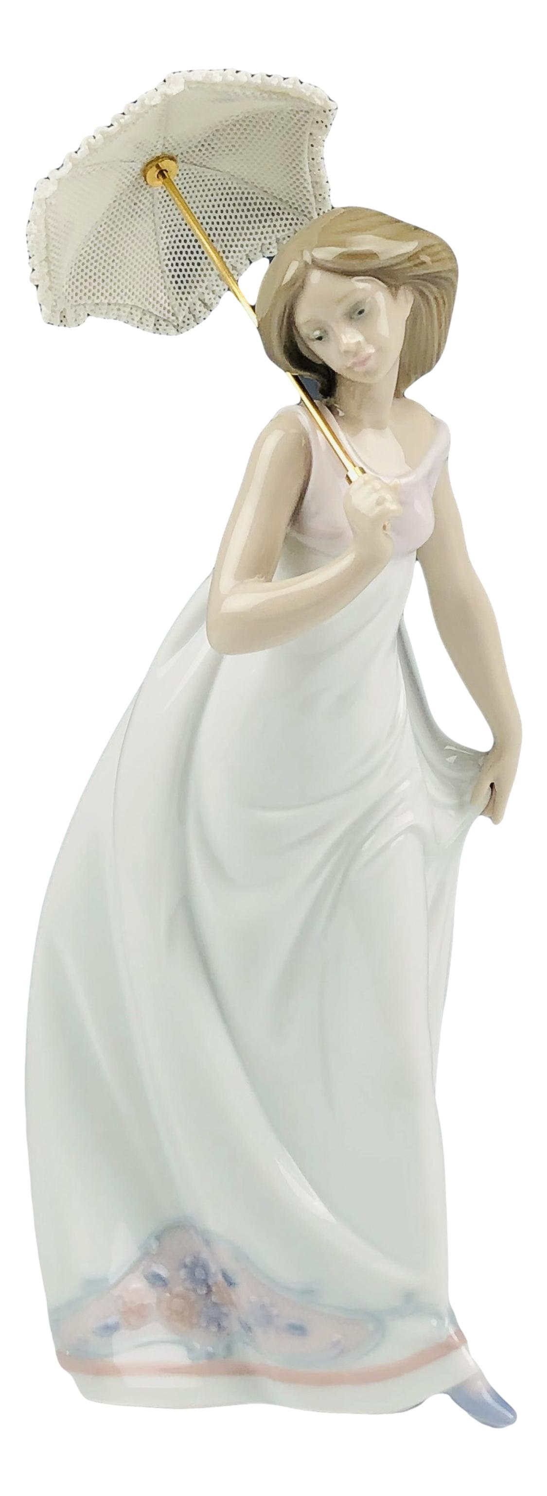 Lladro Afternoon Promenade 7636 Porcelain Figurine: Sculptor : Jose Puche. Production years : 1995 - 1995. Finish : Glazed. Signed with the blue tulip Lladro Handmade in Spain Daisa 1994 Collectors Society 1995 with impressed model number. Dimensions: 