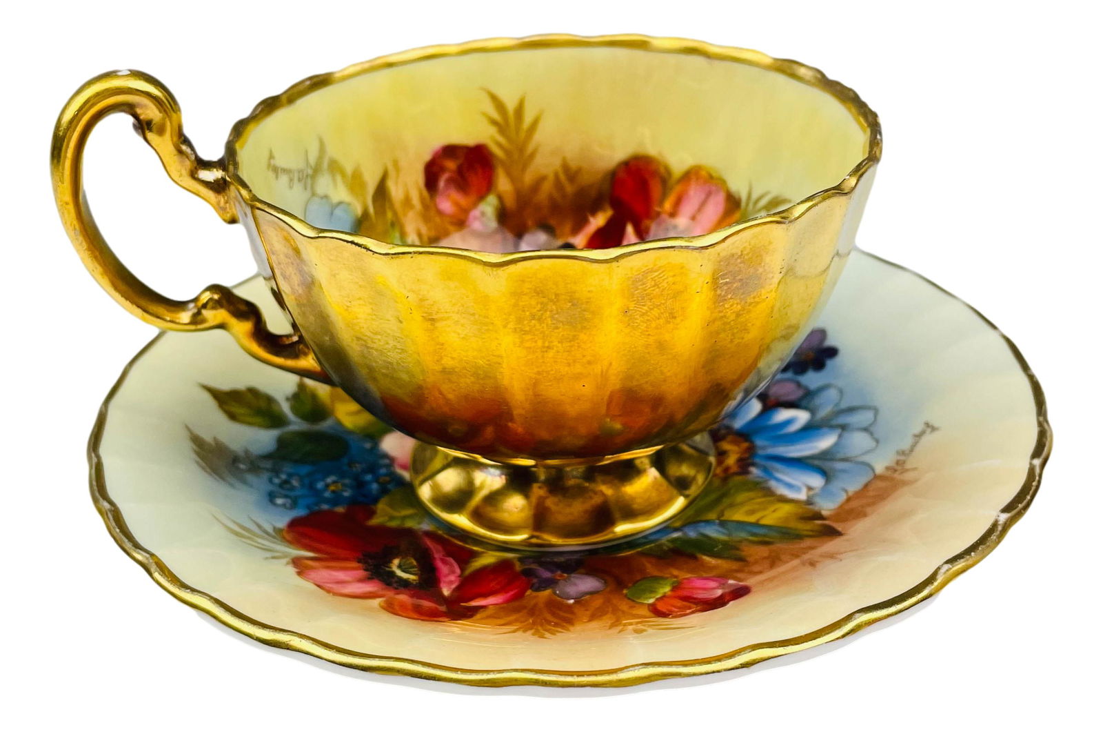 Aynsley Pink Cabbage Rose Gold Gilt Teacup Saucer: 20th century English bone china curio cabinet display tea cup and saucer set by Aynsley. Each depicts a fully bloomed pink cabbage rose amidst wild flowers against a cream ground. Outside of the cup,
