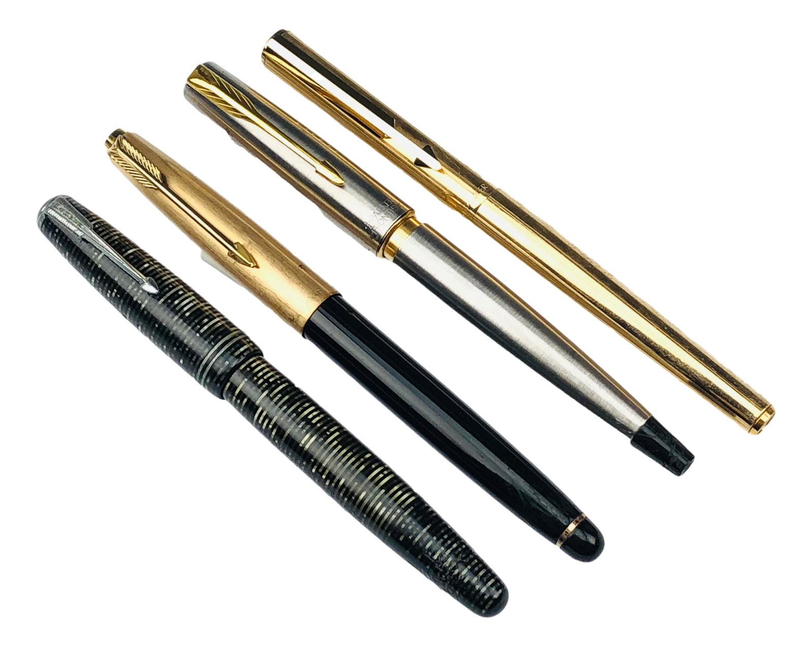 Estate Lot Parker Fountain Desk Writing Pen LOT 4: Includes 4 Parker fountain pens. Measure from 5" - 5 3/8". Uncapped 4 5/8" - 4 3/4". Posted 5 7/8" - 6 1/8". Signed ~ stamped as shown in the pictures. Weigh 16.3 grams - 25.4 grams. Condition: Good t