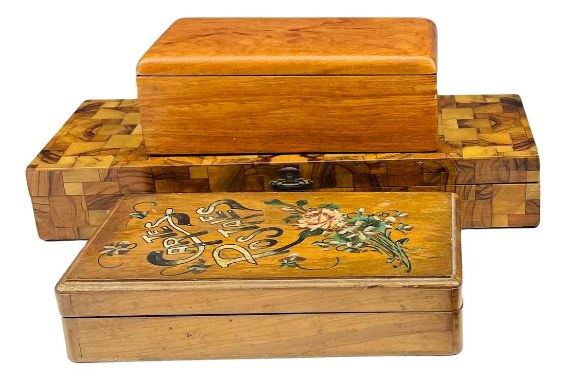 Lot 7 Wood Leather Lacquer Trinket Jewelry Boxes: Includes 6 varying sized boxes. Of which 1 is a Russian painted lacquered box. 1 is leather lined box which is in the shape of a book. 1 with painted text and floral motif. 1 x inlaid mosaic stonework