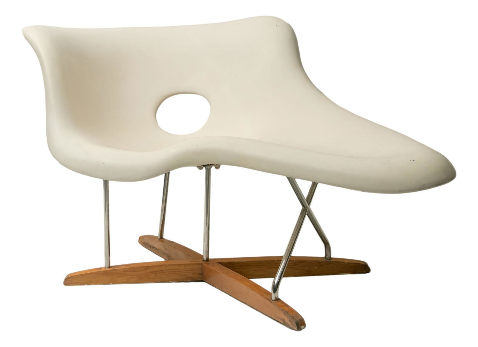 Modern La Chaise Lounge Chair Daybed after Eames: A vintage La Chaise style lounge chair daybed after Eames. Modern free form organic cloud shape in white fiberglass, surmounting an X form wood base. Originally design in 1948 by Charles Eames (1907-1
