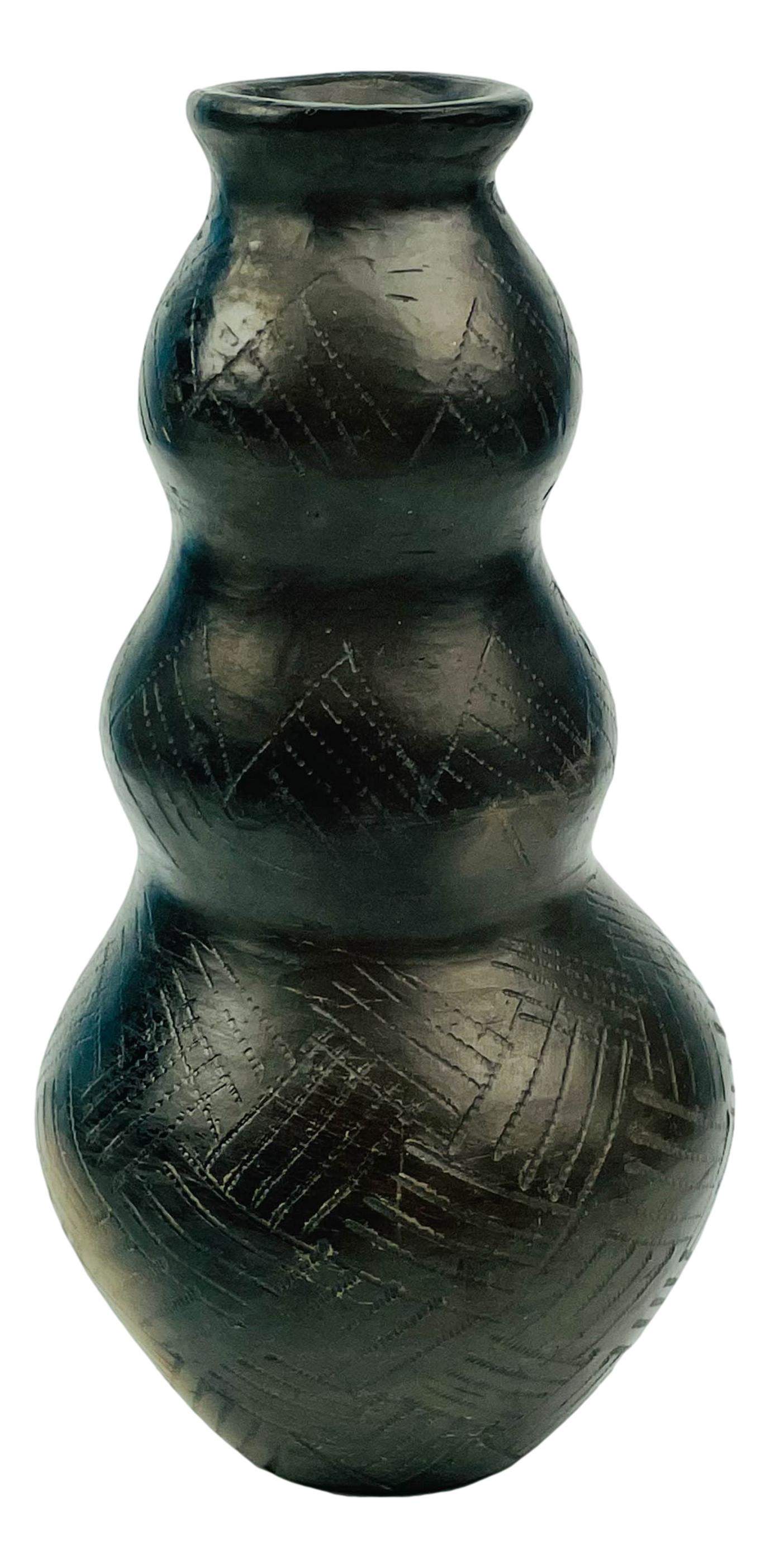 Amanda Swimmer Cherokee Indian Art Pottery Vase: Amanda Sequoyah Swimmer ( Cherokee Indian, 1921 - 2018 ) ~ Eastern Band Cherokee Skilled Potter. Triple gourd shaped hand coiled ceramic pottery vase with geometric inspired designs. Matte finish. Mea