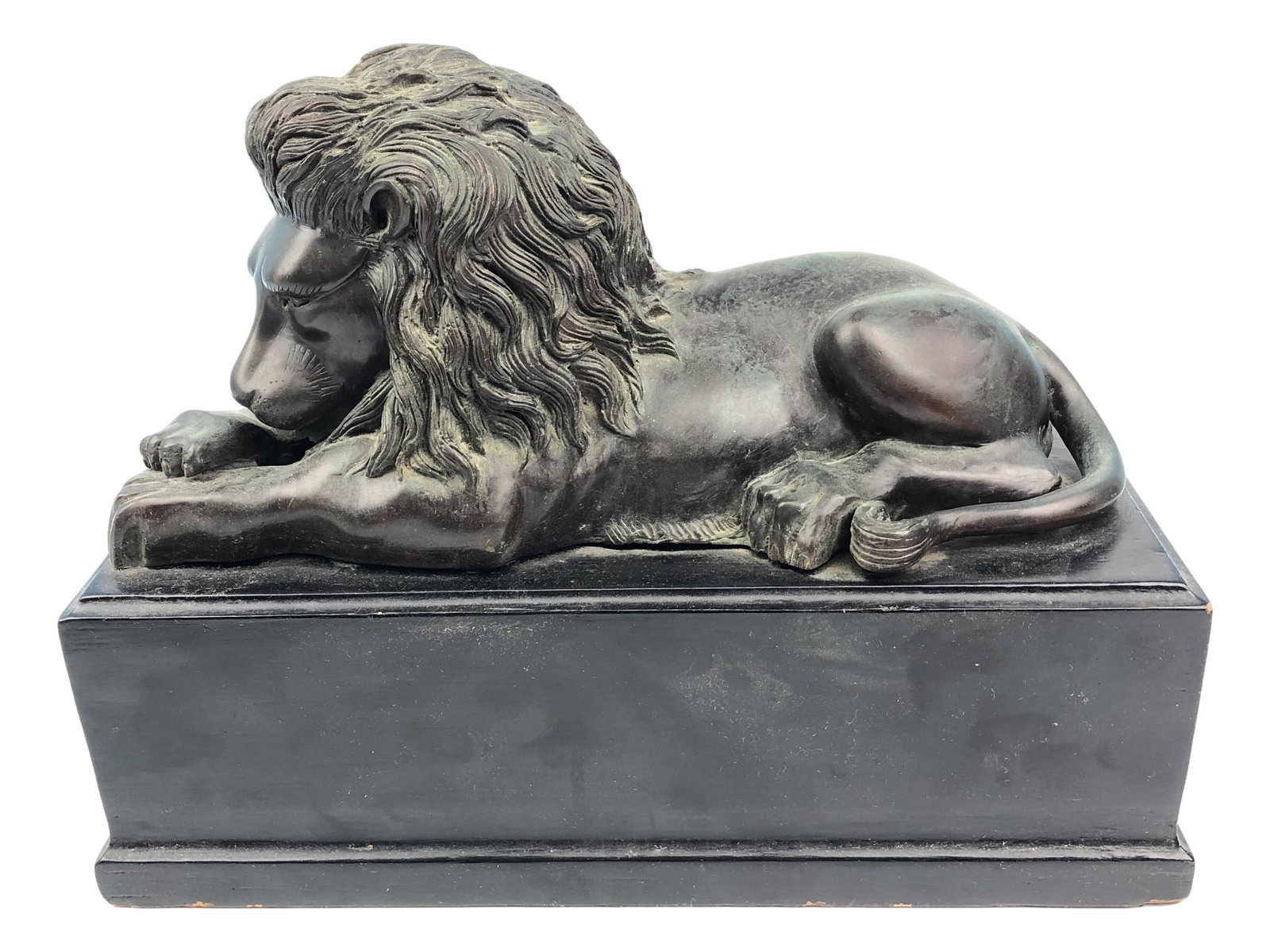 Grand Tour Style Bronze Sleeping Lion Sculpture: 20th century sculpture depicting a sleeping lion. The original was sculpted by Antonio Canova ( Italian, 1752 - 1822 ). Mounted atop a black colored rectangular wooden base. No apparent markings. Dime