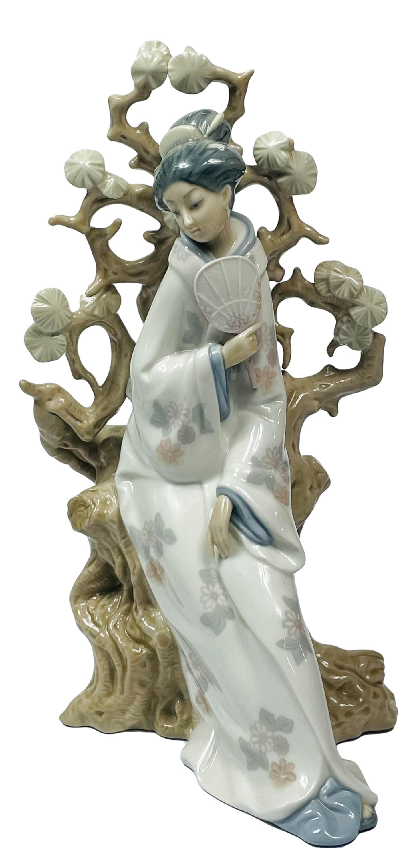 Lladro Geisha #4807 Lady w/ Fan Porcelain Figurine (1 of 7)
