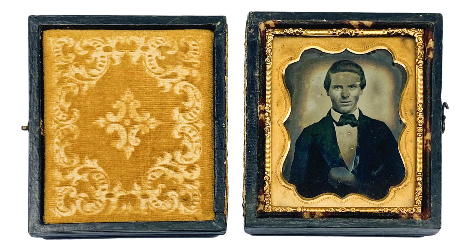 Civil War Daguerreotype Young Man Portrait in Case (1 of 4)