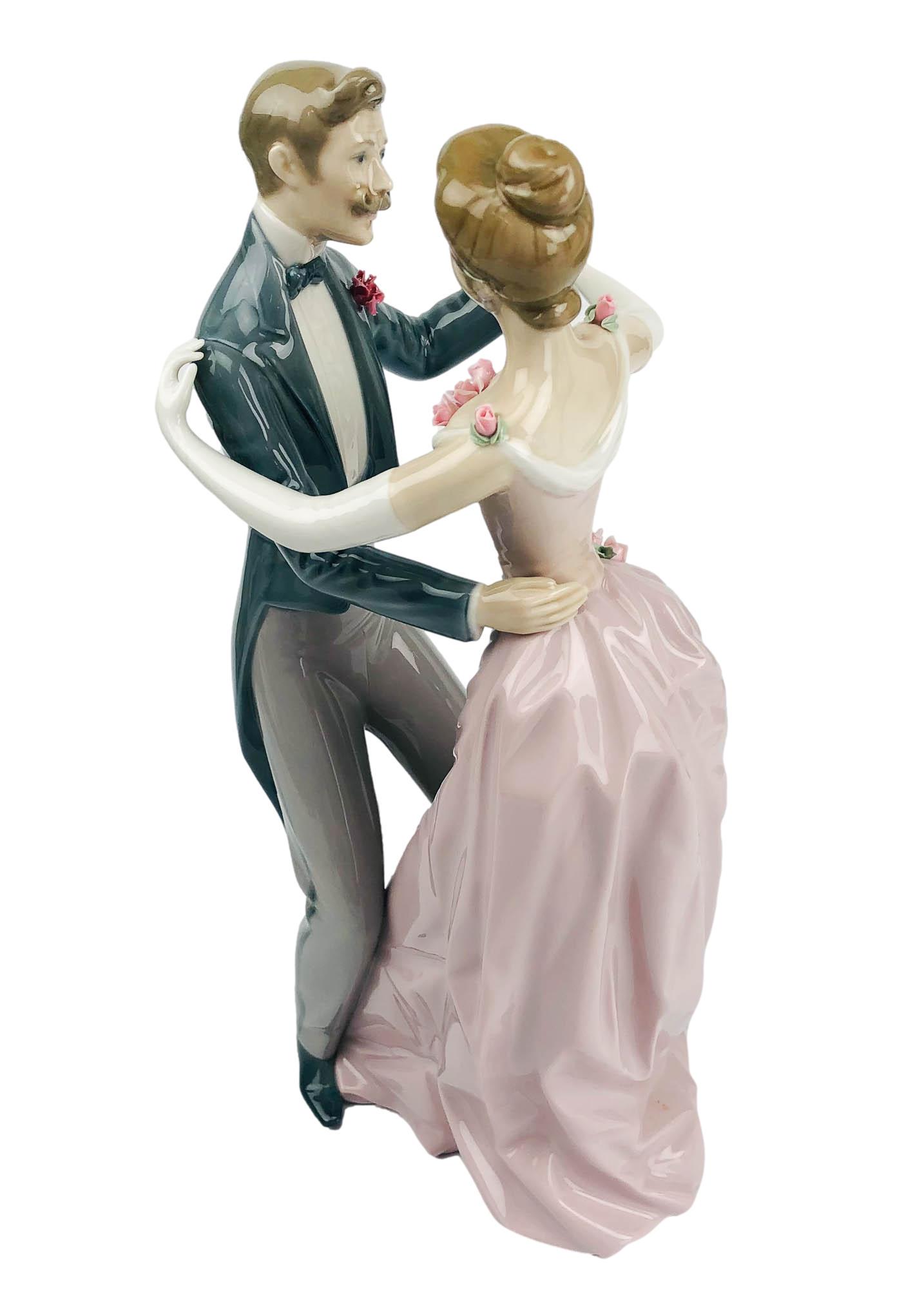 Lladro Anniversary Waltz #1372 Porcelain Figurine (1 of 5)