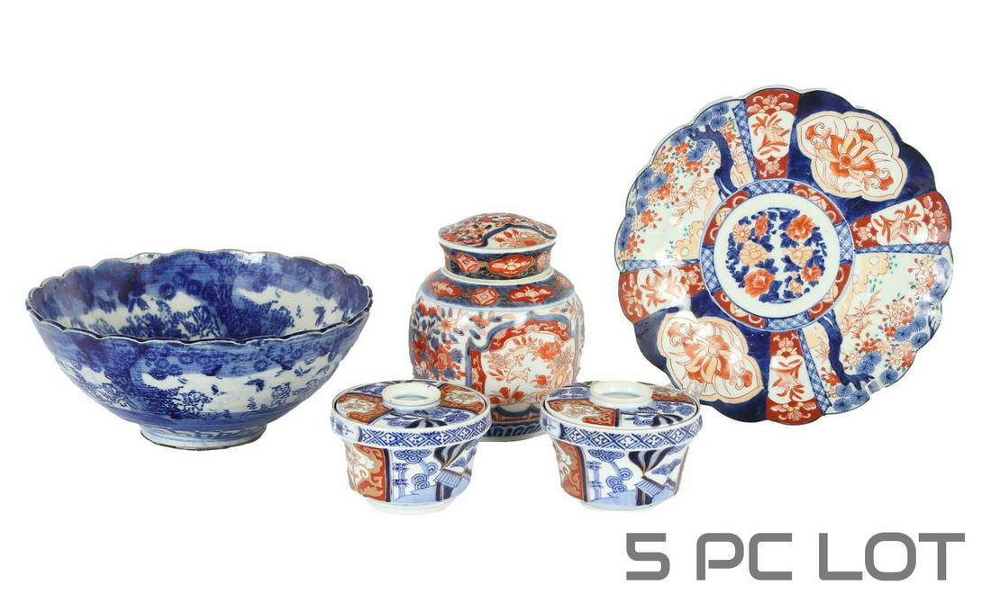 Japanese Imari Porcelain Plate Lidded Bowl 5pc LOT: Includes ~ 1 x scalloped plate. 2 x lidded cup bowls. 1 x lidded jar. All of these articles graced with a hand painted red rust and cobalt blue coloration against a white ground with floral designs. 1