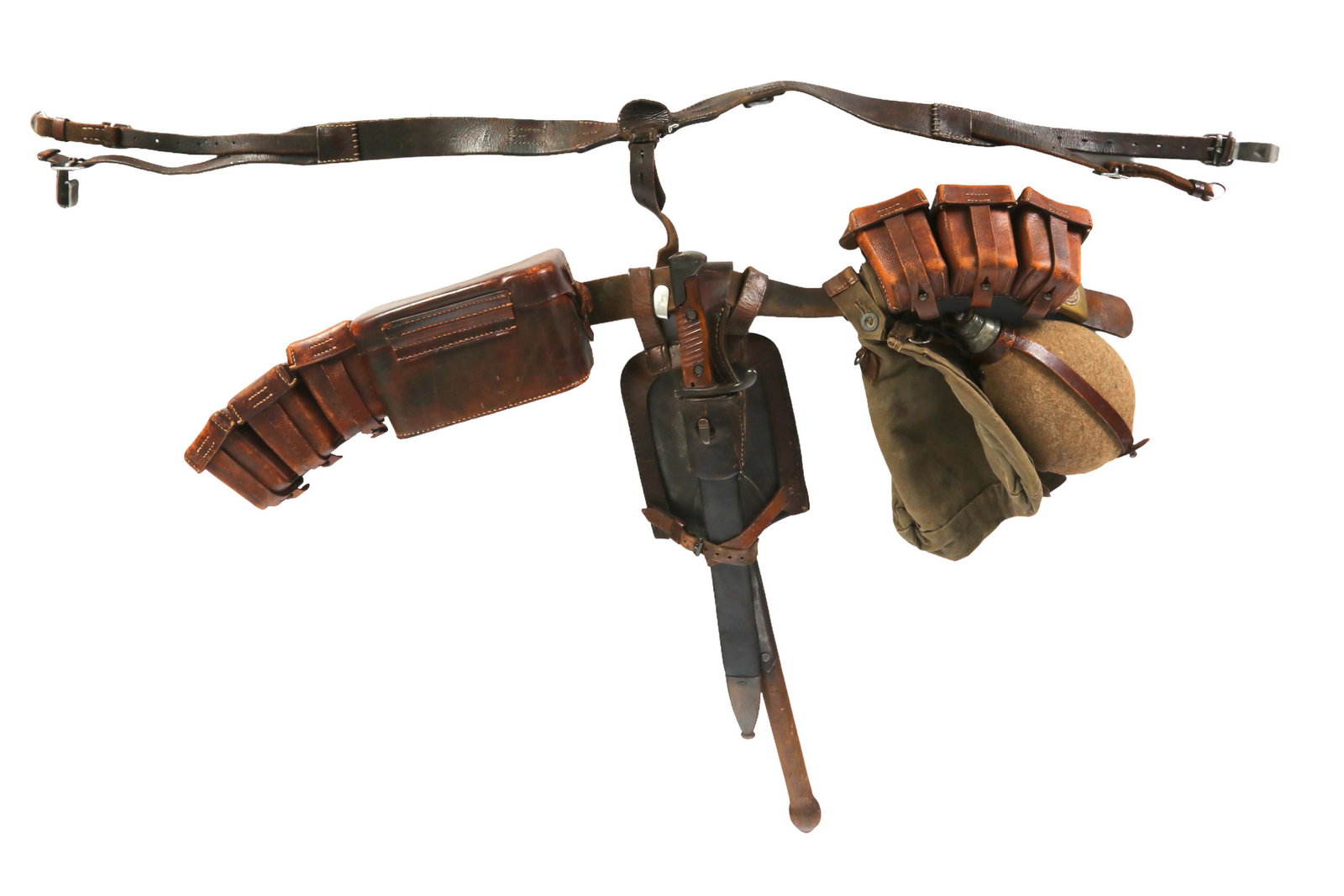 World War I German Soldiers Leather Belt Knife Kit: An original First World War German Imperial Army soldiers leather service belt and kit with entrenching tools. Includes: metal field shovel with carved wood handles; a bayonet knife with heel of blade