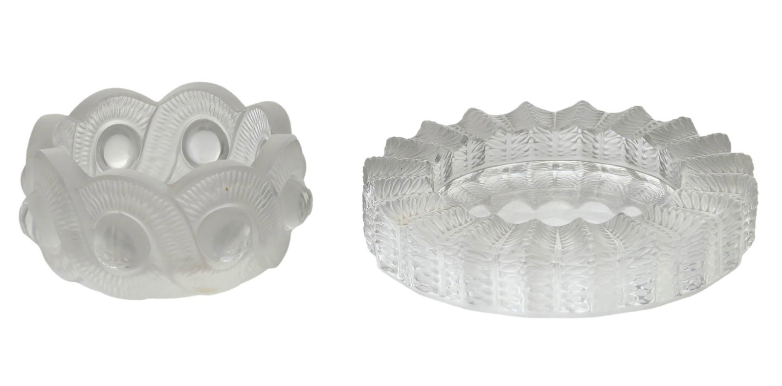 Lalique Crystal Serpentine Bowl & Jamaique Ashtray: Fine Lalique French crystal lot. Includes (1) 1" x 5.5" Jamaique leaf motif ashtray, and (1) 2" x 3.5: Serpentine Gao bowl with organic braided sphere motif border. Both piece with Lalique France inci