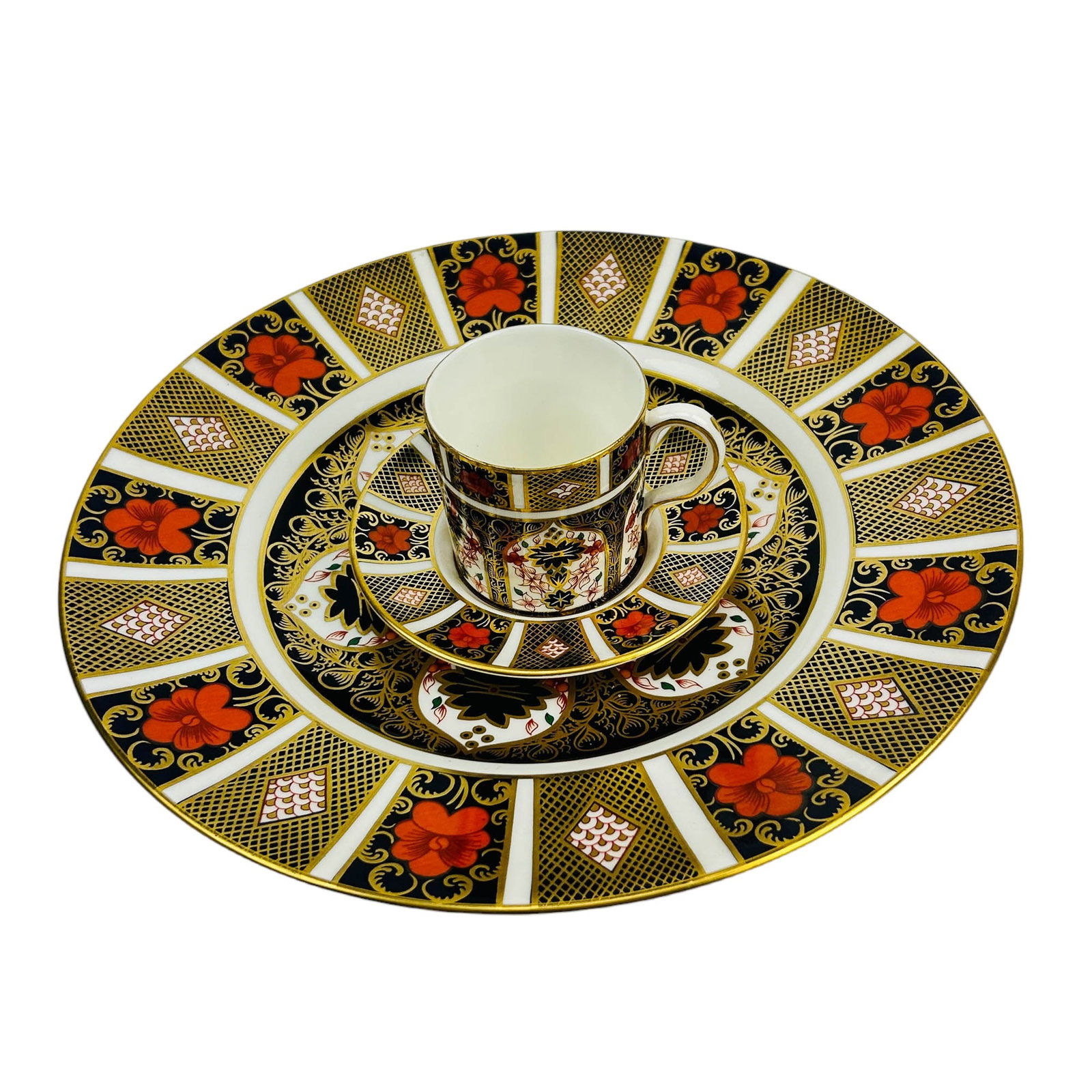Royal Crown Derby Old Imari Cup Saucer Plate LOT: Manufacturer : Royal Crown Derby. Country of origin : England. Pattern : Old Imari. Circa 1901. Includes a flat demitasse cup and saucer set and a dinner plate. Articles graced with decorative element