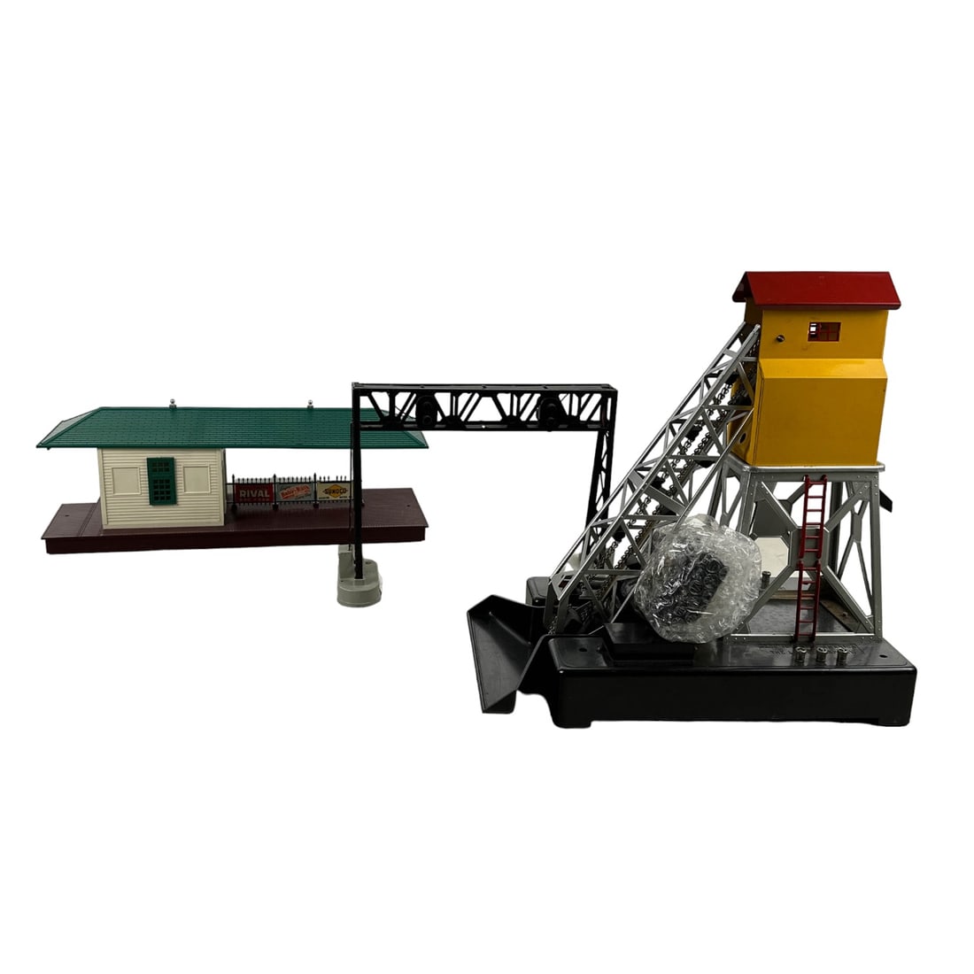 Lionel Coal Elevator & Illuminated Freight Station (1 of 4)