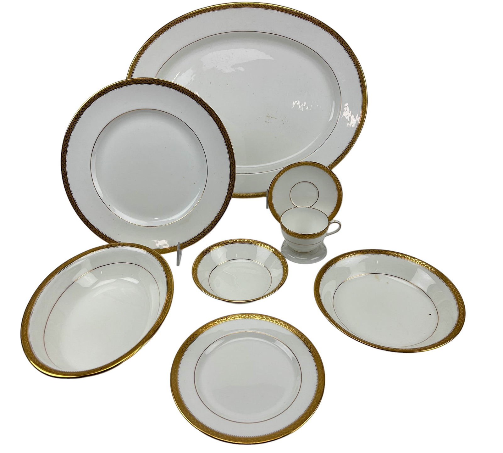 Aynsley Regency White Smooth Dinnerware 67pc LOT: Manufacturer : Aynsley. Country of origin : England. Pattern : Regency White ( Smooth). Circa 20th Century. Total of 67 pieces. Design features a god encrusted leaf and berry pattern around the rim, a